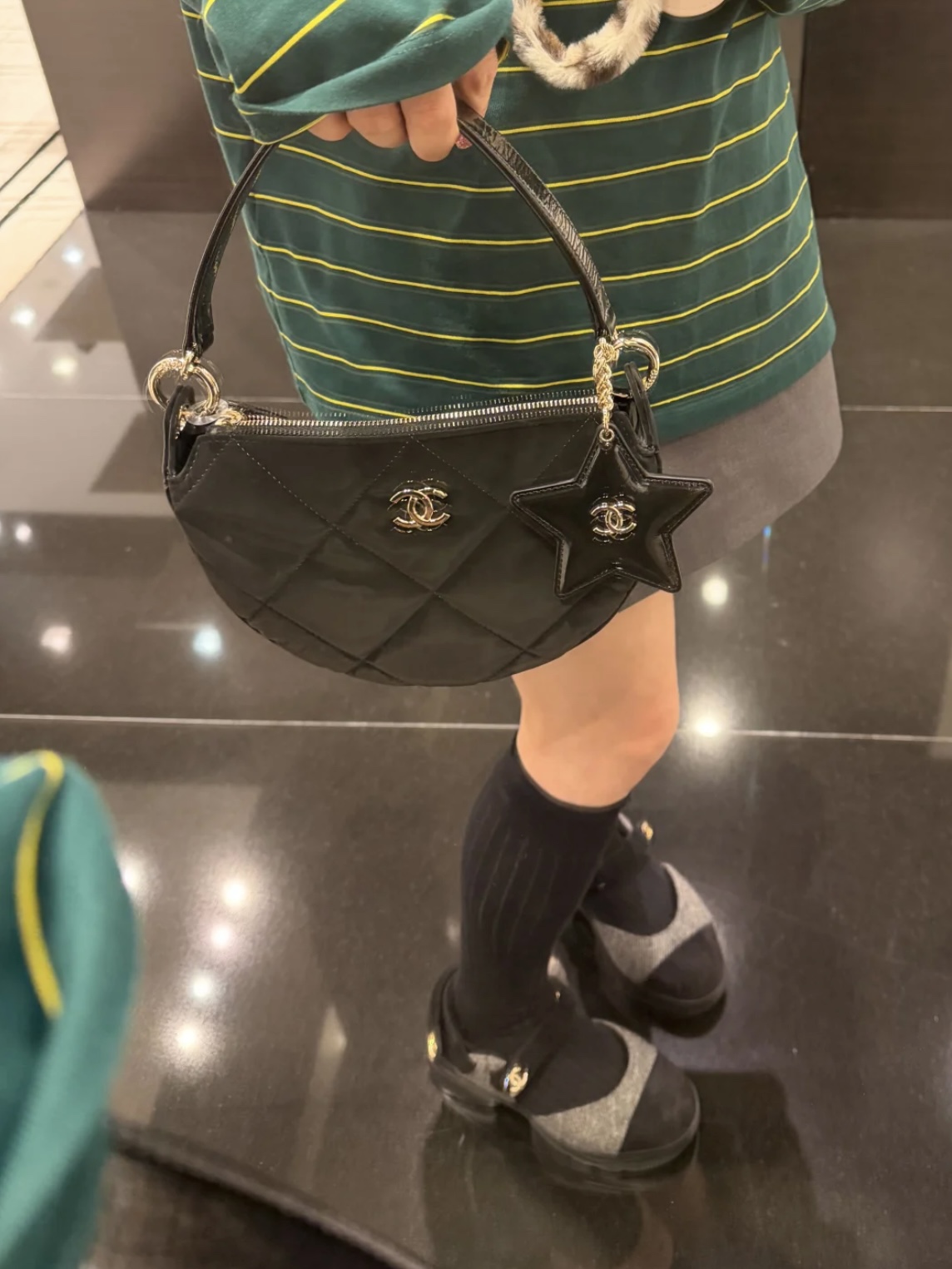 샤넬 퀼팅 CC 로고 스타 참 장식 하프문 호보백
