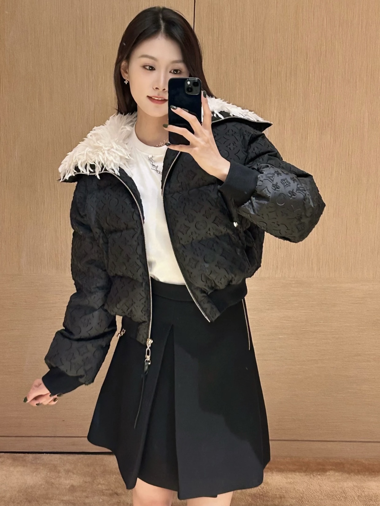 루이 비통 모노그램 엠보스드 퍼 칼라 크롭 패딩 재킷
