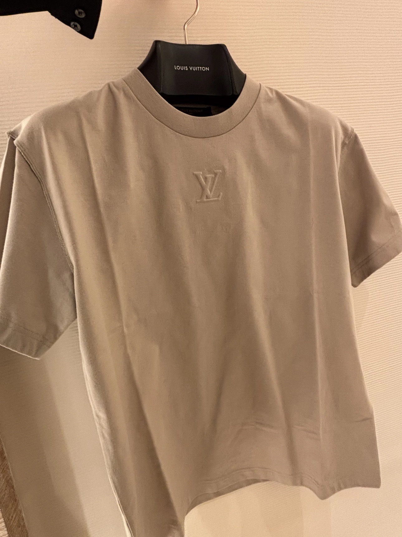 루이 비통 LV 엠보싱 로고 크루넥 반소매 티셔츠