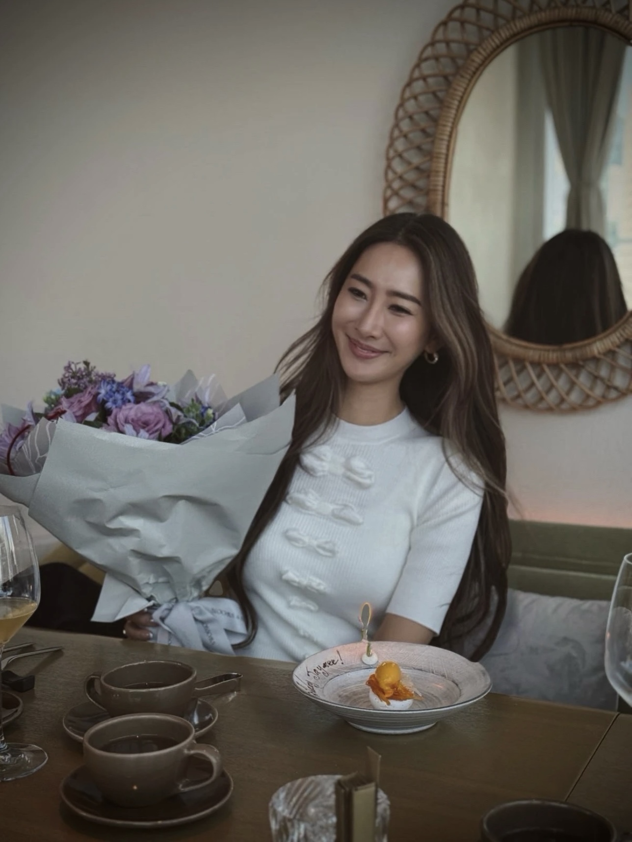 노브랜드 리본 아플리케 하이넥 반팔 니트 탑