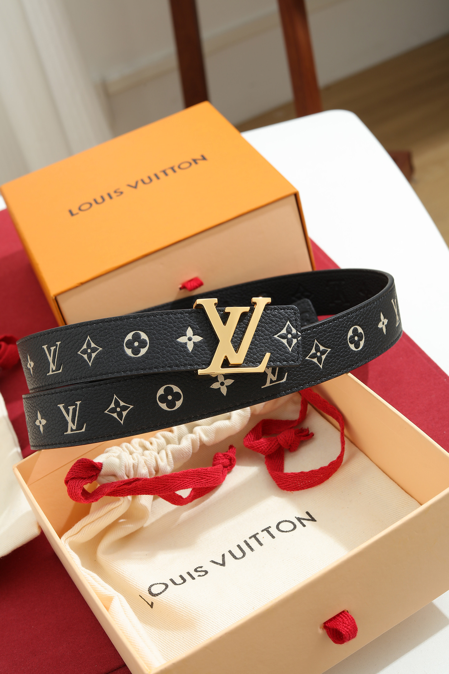 루이 비통 LV 이니셜 모노그램 가죽 벨트