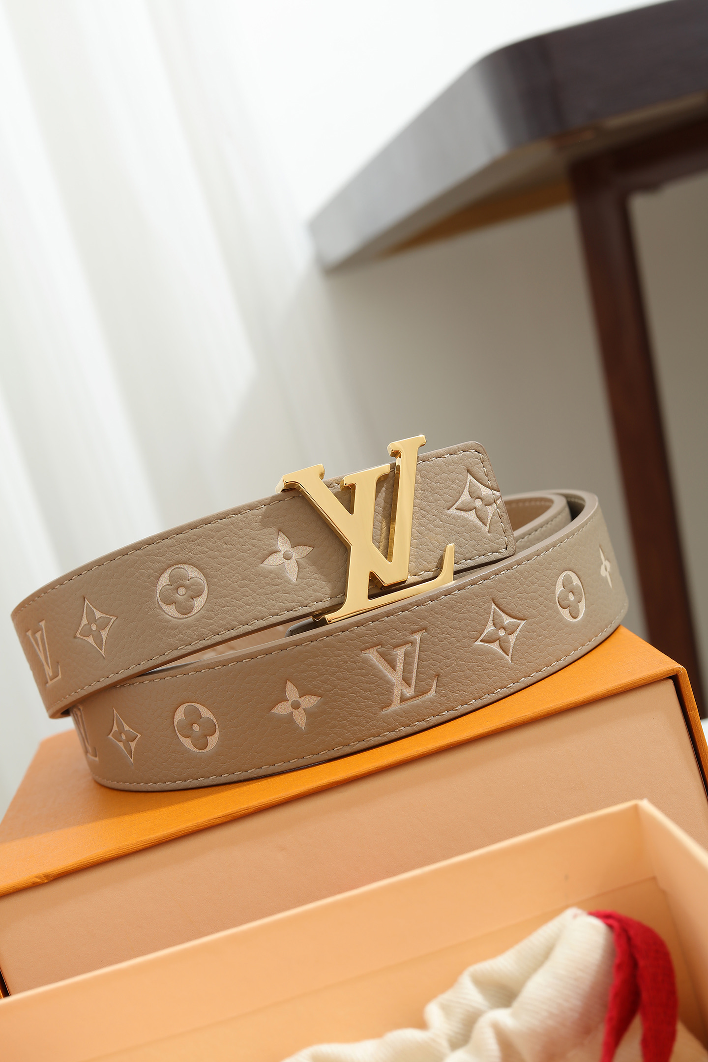 루이 비통 LV 더스트 30mm 모노그램 엠보스드 레더 벨트