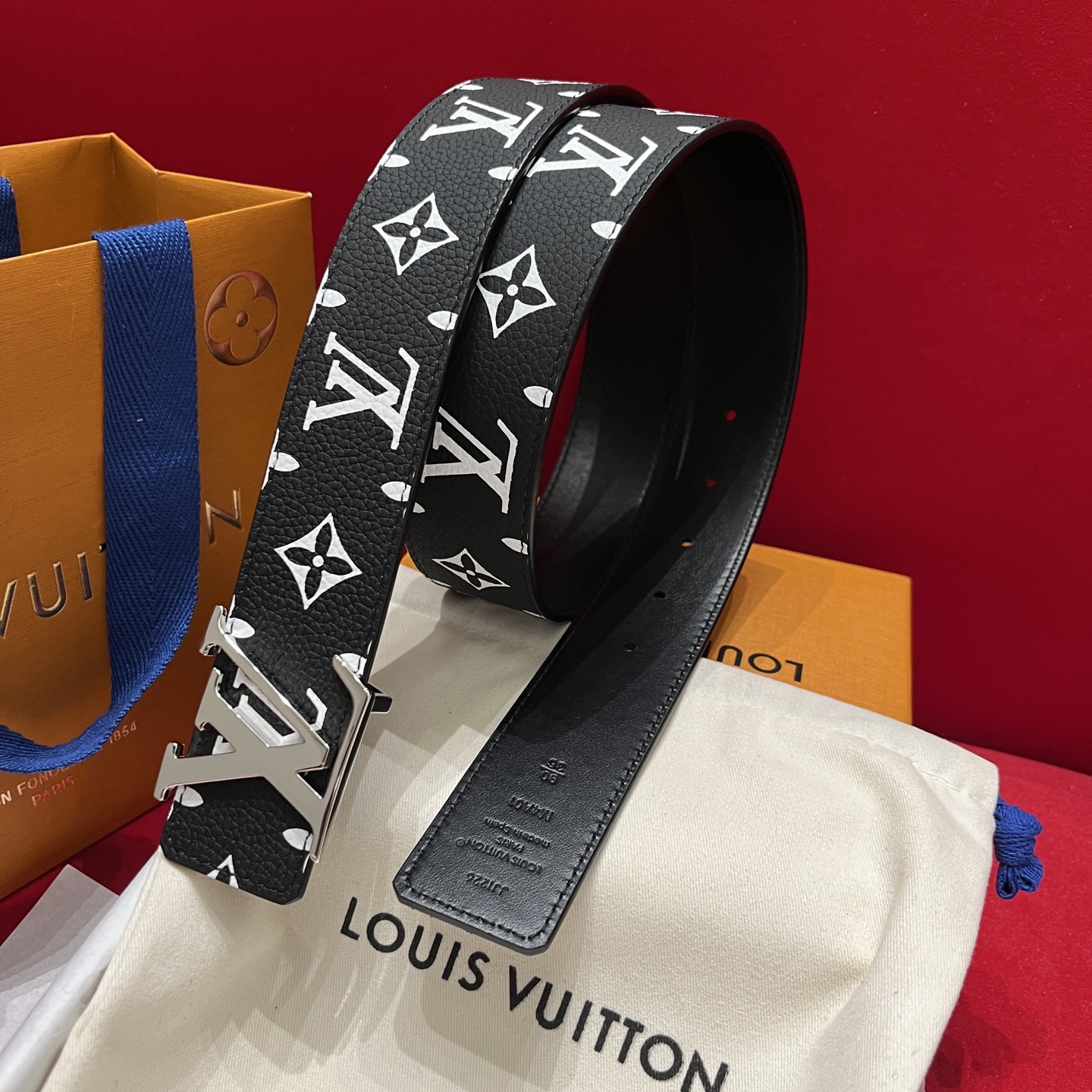 루이 비통 LV 이니셜 모노그램 프린트 리버서블 40mm 벨트