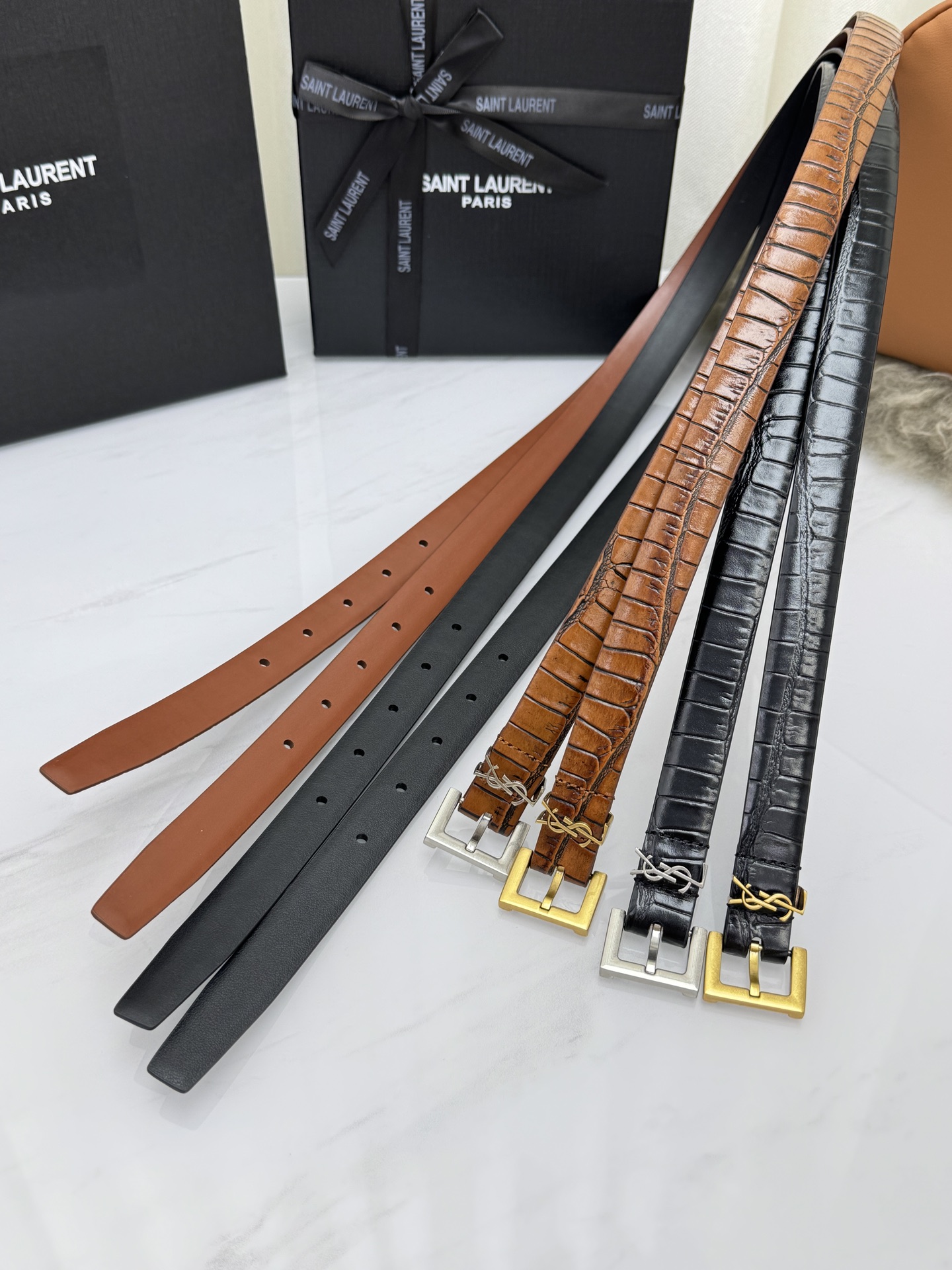 생 로랑 카산드라 모노그램 버클 크로커다일 엠보싱 레더 벨트