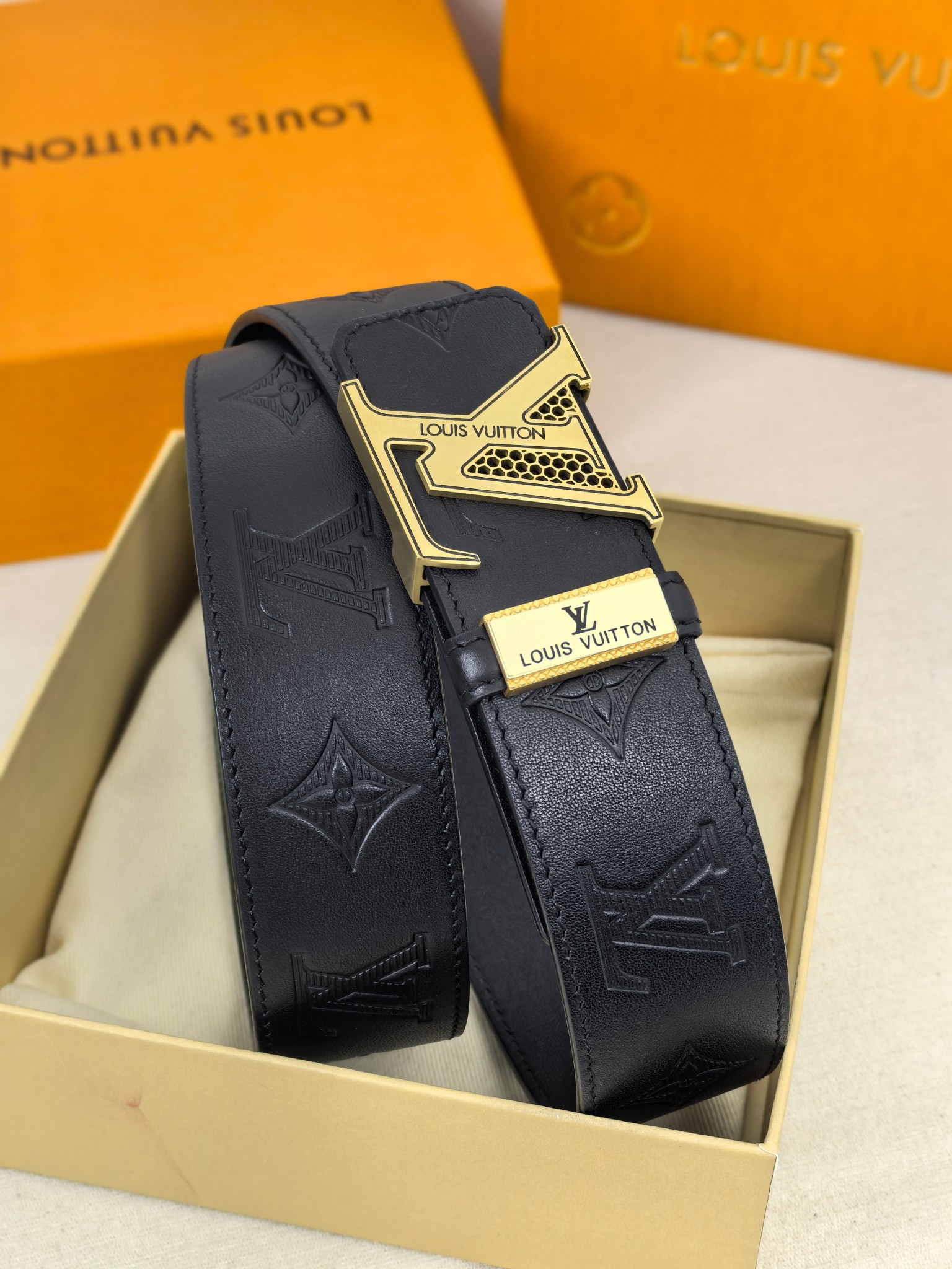 루이비통 LV 이니셜 허니콤 오픈워크 버클 모노그램 엠보스 40mm 벨트