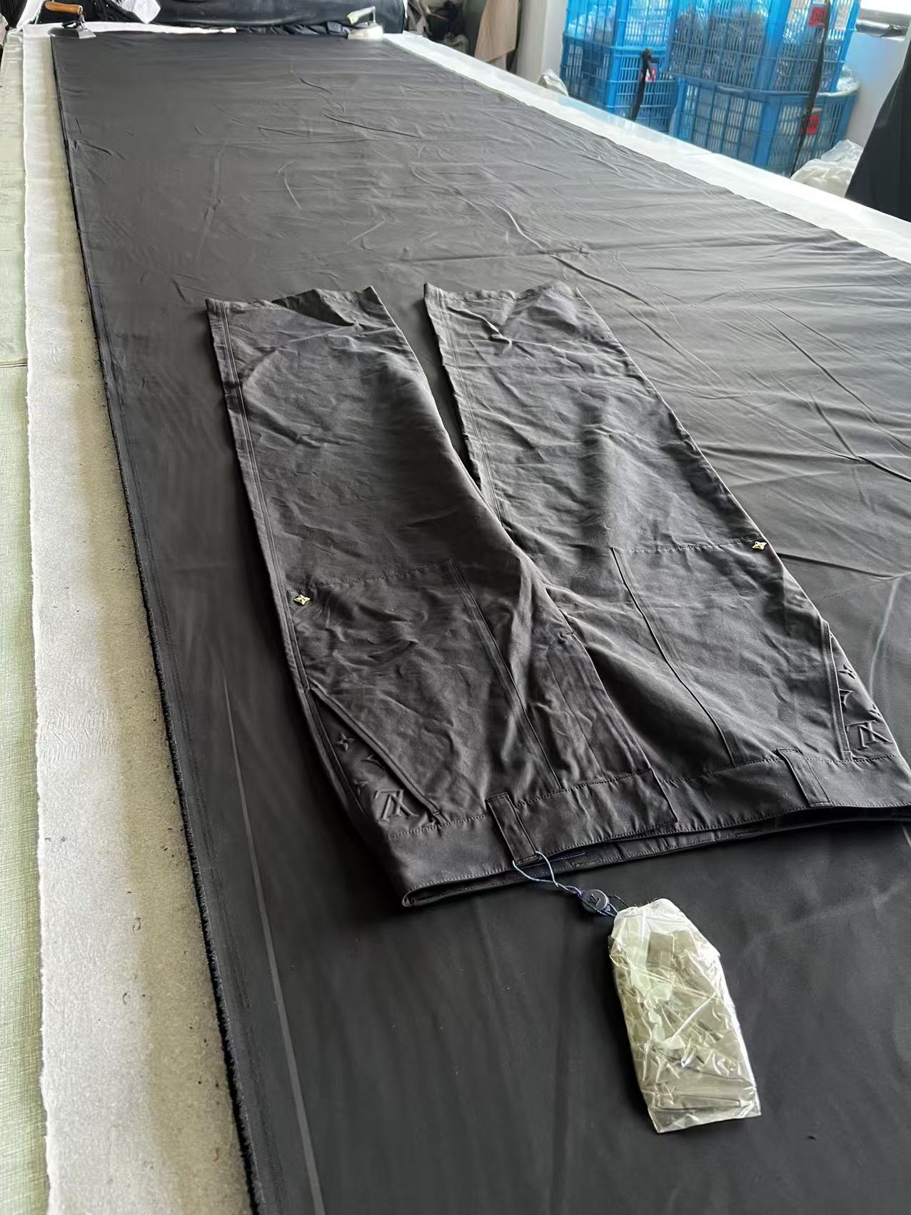 루이 비통 LV 엠보스드 모노그램 워크웨어 카고 팬츠