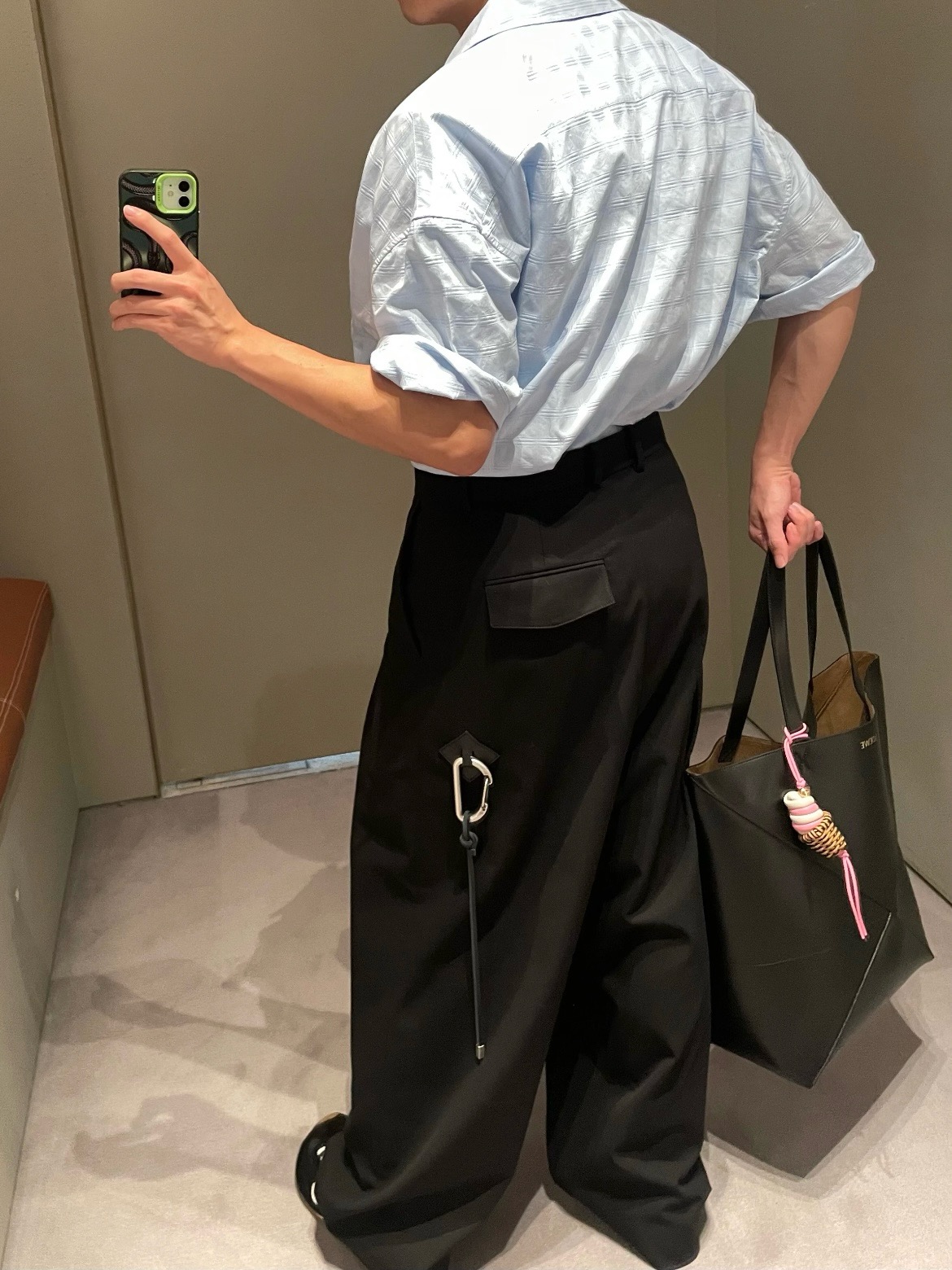 로에베 카라비너 스트랩 디테일 와이드 트라우저
