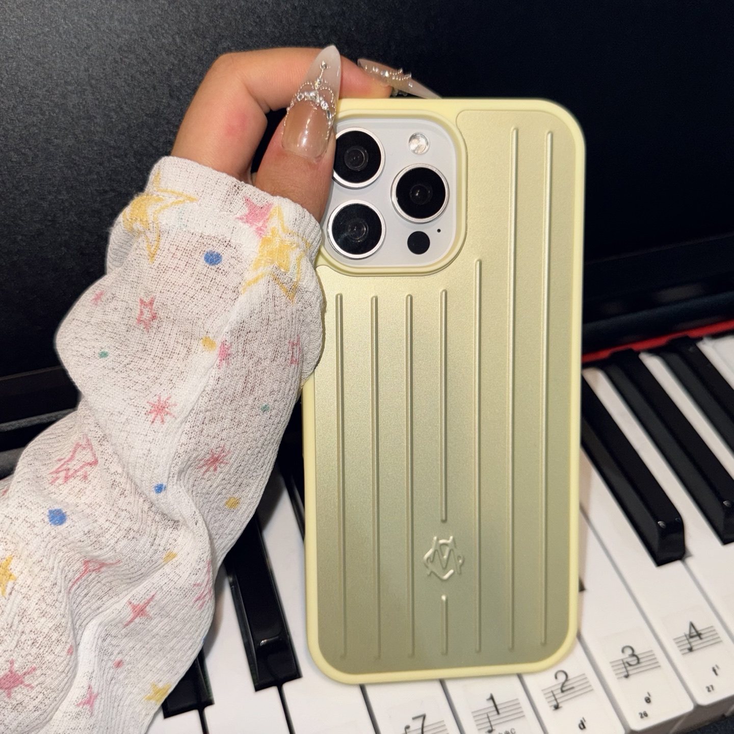 리모와 그루브 디자인 iPhone Pro 시리즈 케이스