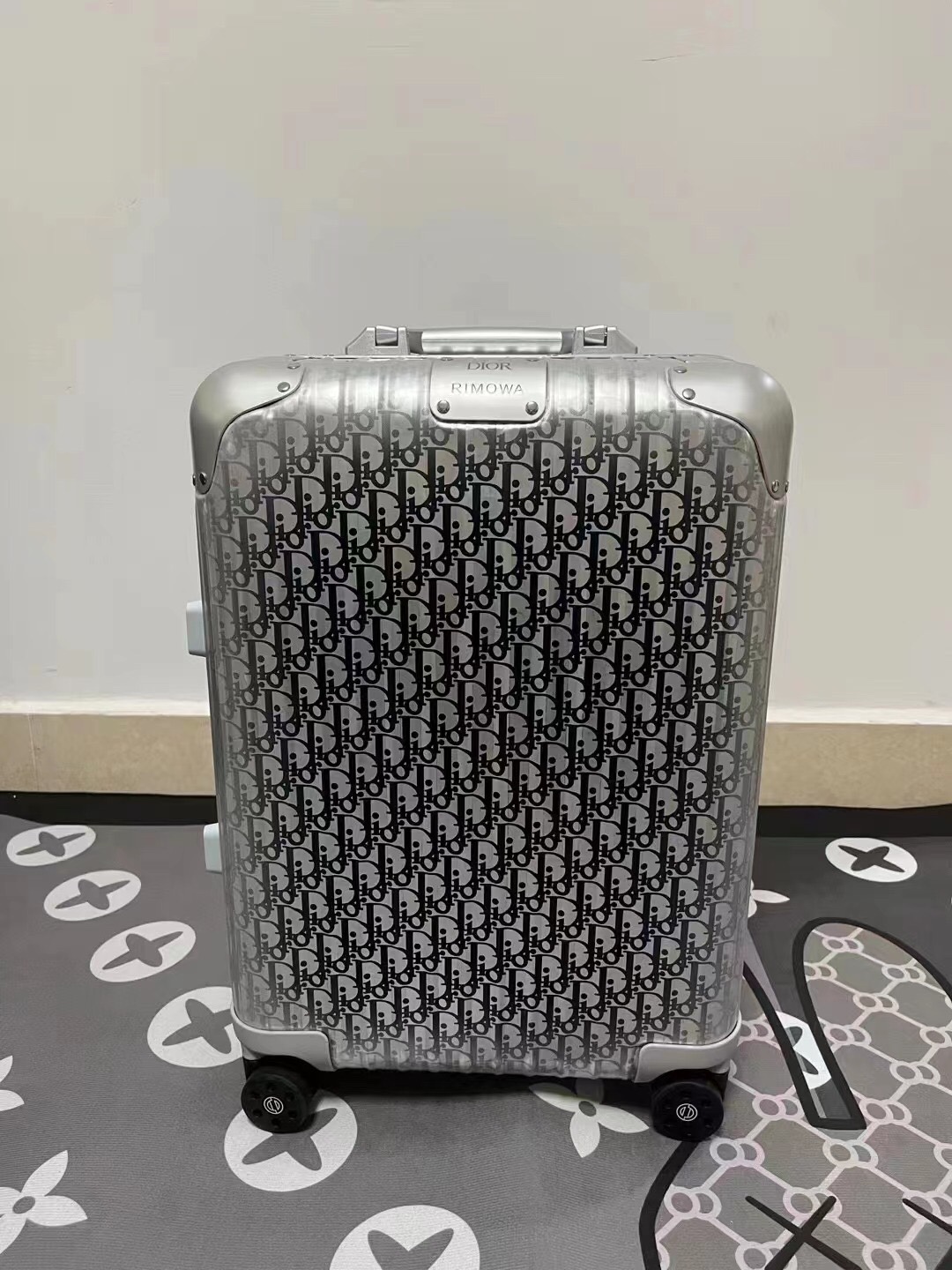 디올 x 리모와 디올 x 리모와 오리지널 캐빈 모노그램 알루미늄 캐리어