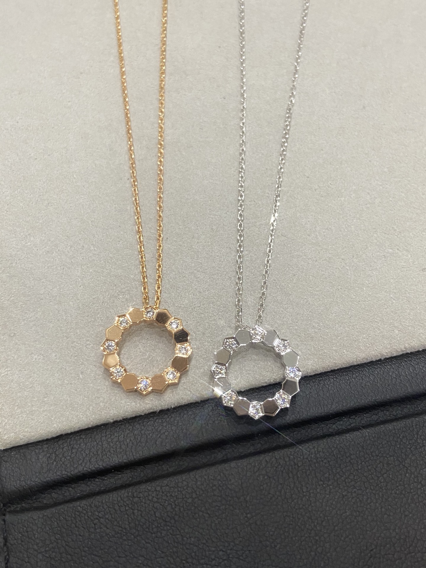 쇼메 비 드 쇼메(Bee de Chaumet) 허니콤 다이아몬드 오픈 서클 펜던트 네크리스
