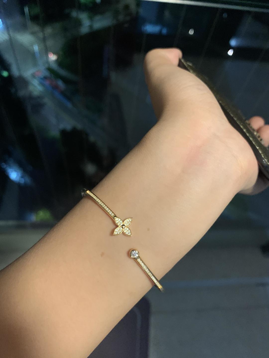 루이 비통 이딜 블라썸 모노그램 플라워 다이아몬드 오픈 뱅글 브레이슬릿