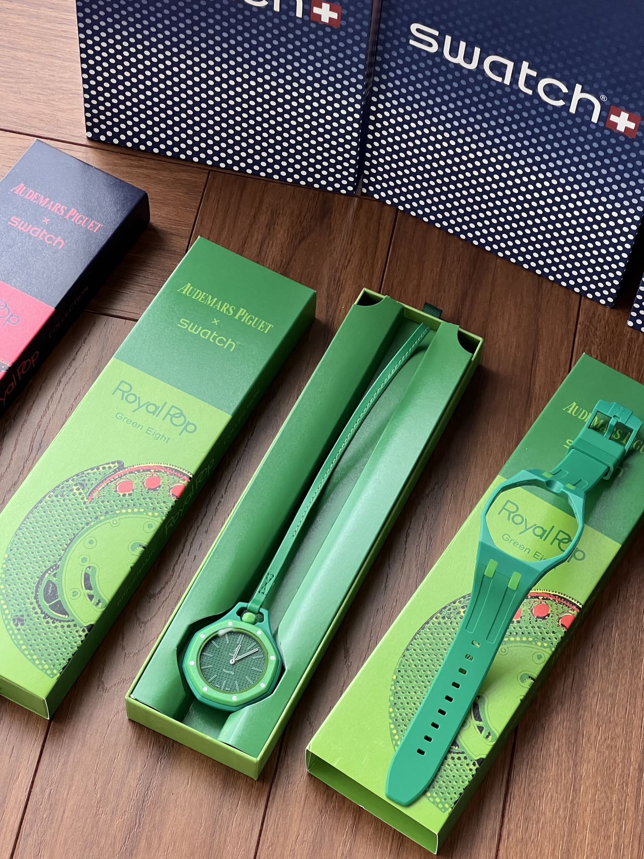 오데마 피게 × 스와치 로열 오크 스타일 ‘Royal Rep Green Eight’ 그린 컬러 워치