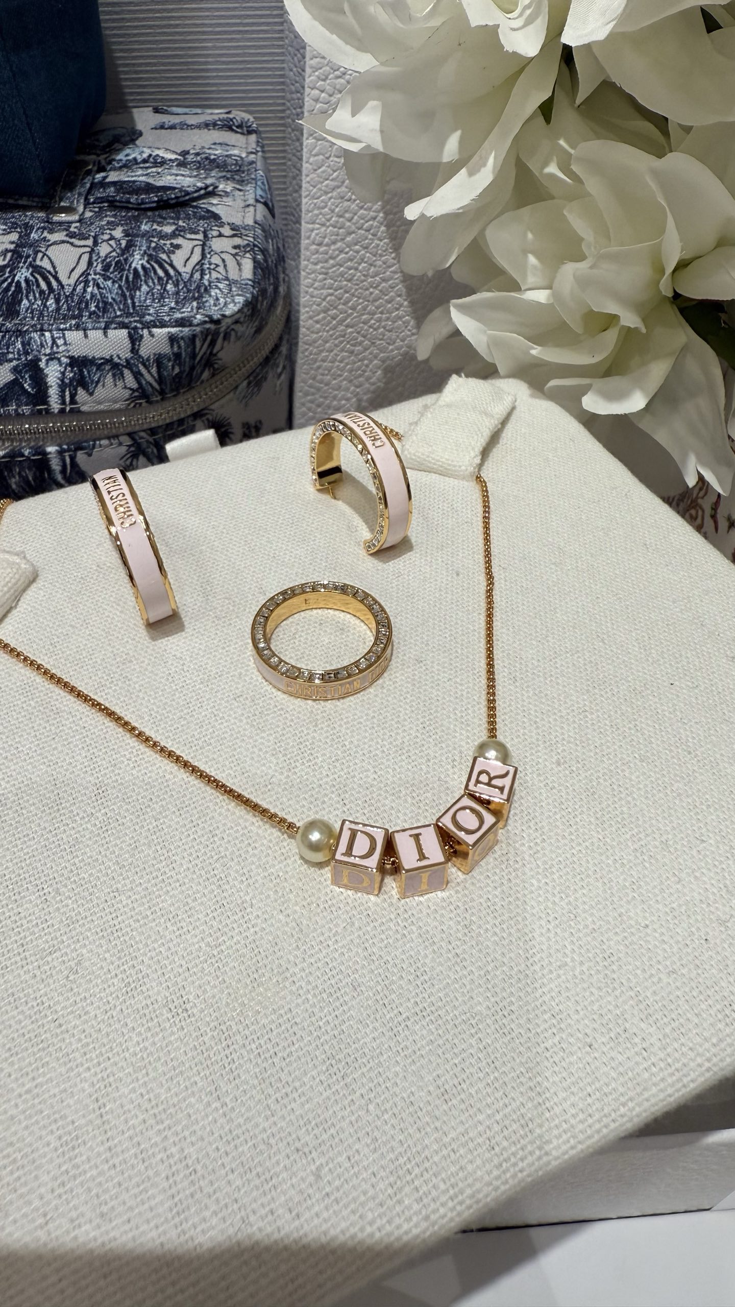 디올 DIOR 레터 큐브 펄 네크리스