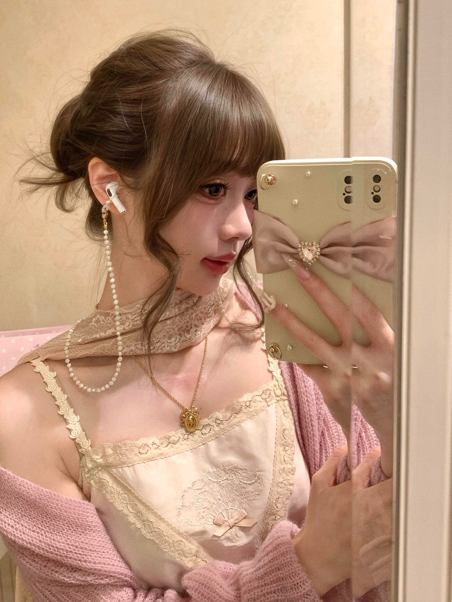 노브랜드 레이스 트리밍 리본 자수 새틴 캐미솔 탑