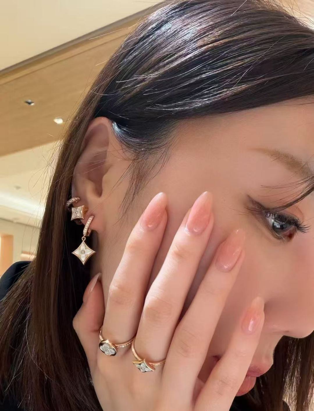 루이 비통 컬러 블라썸 BB 스타 후프 드롭 이어링