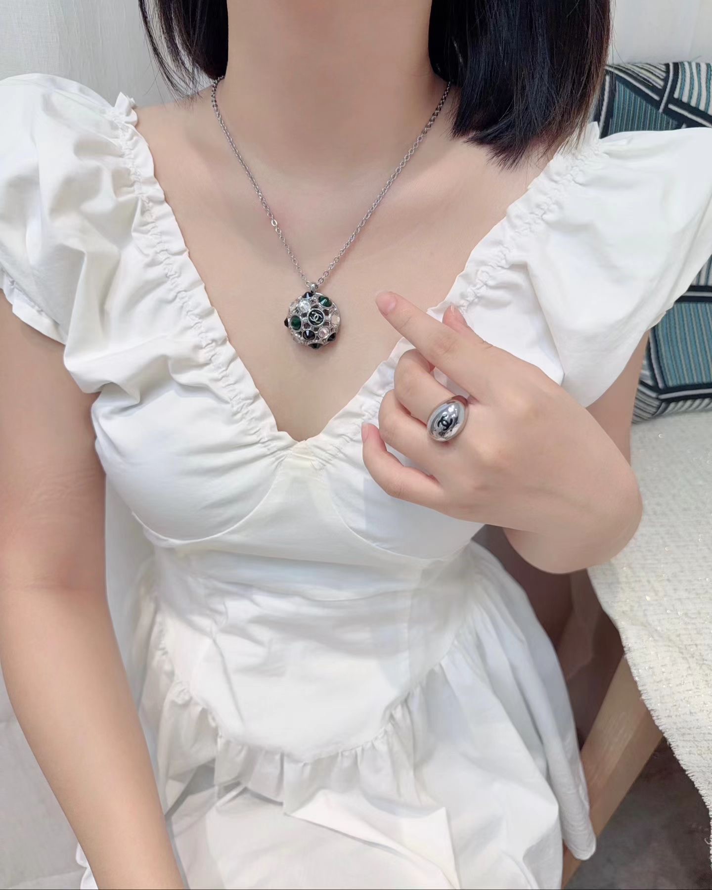 샤넬 블랙 더블 C 에나멜 해머드 오벌 링