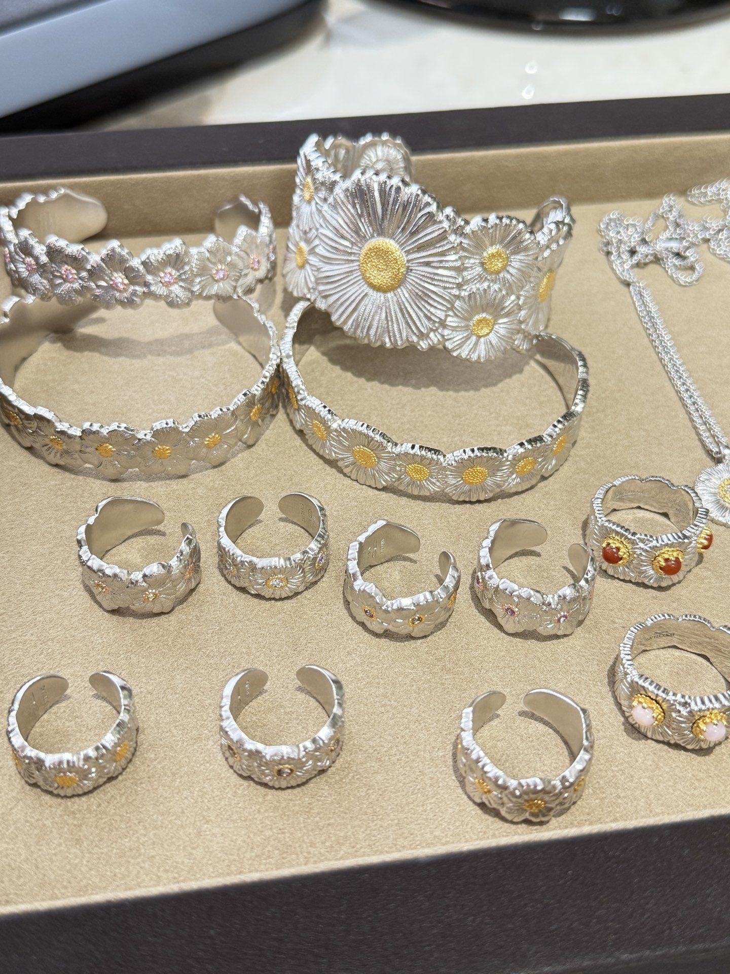 부첼라티 데이지(Daisy) 실버 플라워 주얼리 컬렉션 링·뱅글·목걸이