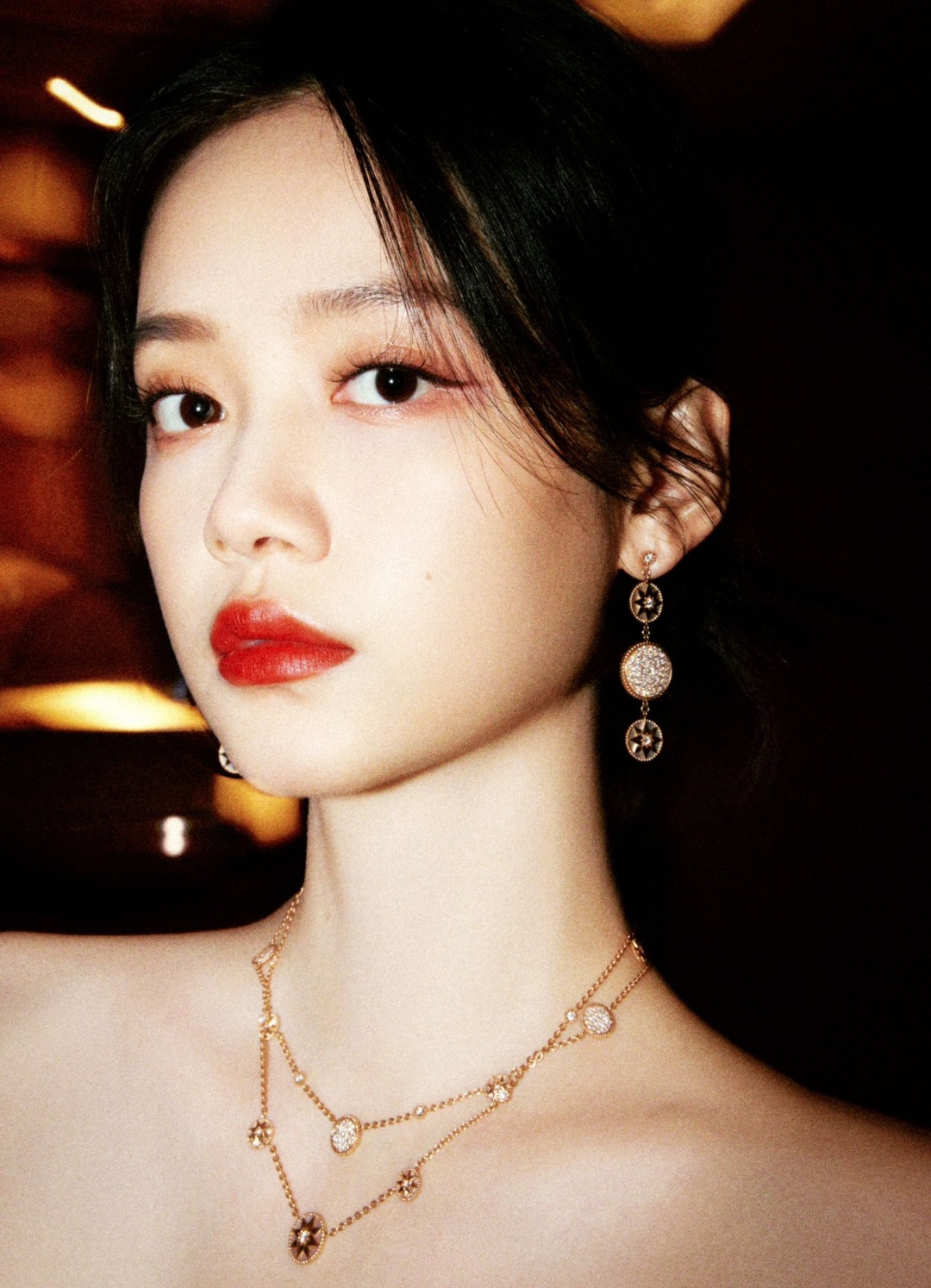 디올 로즈 데 방(Rose des Vents) 메달리온 드롭 이어링 및 레이어드 네크리스