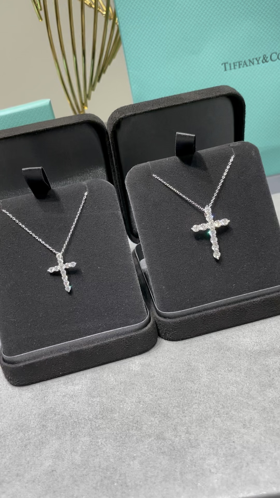 티파니앤코 다이아몬드 파베 크로스 펜던트 네크리스