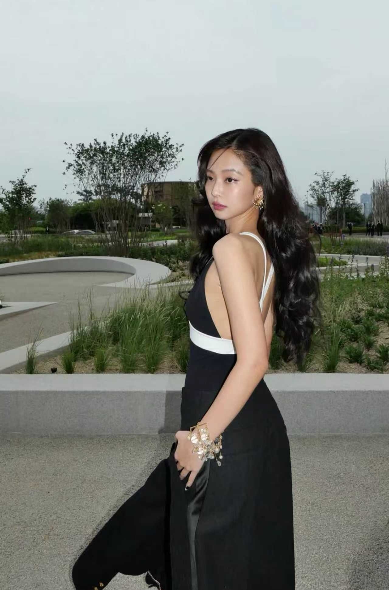 식별 불가 블랙 앤 화이트 컷아웃 슬리브리스 맥시 드레스