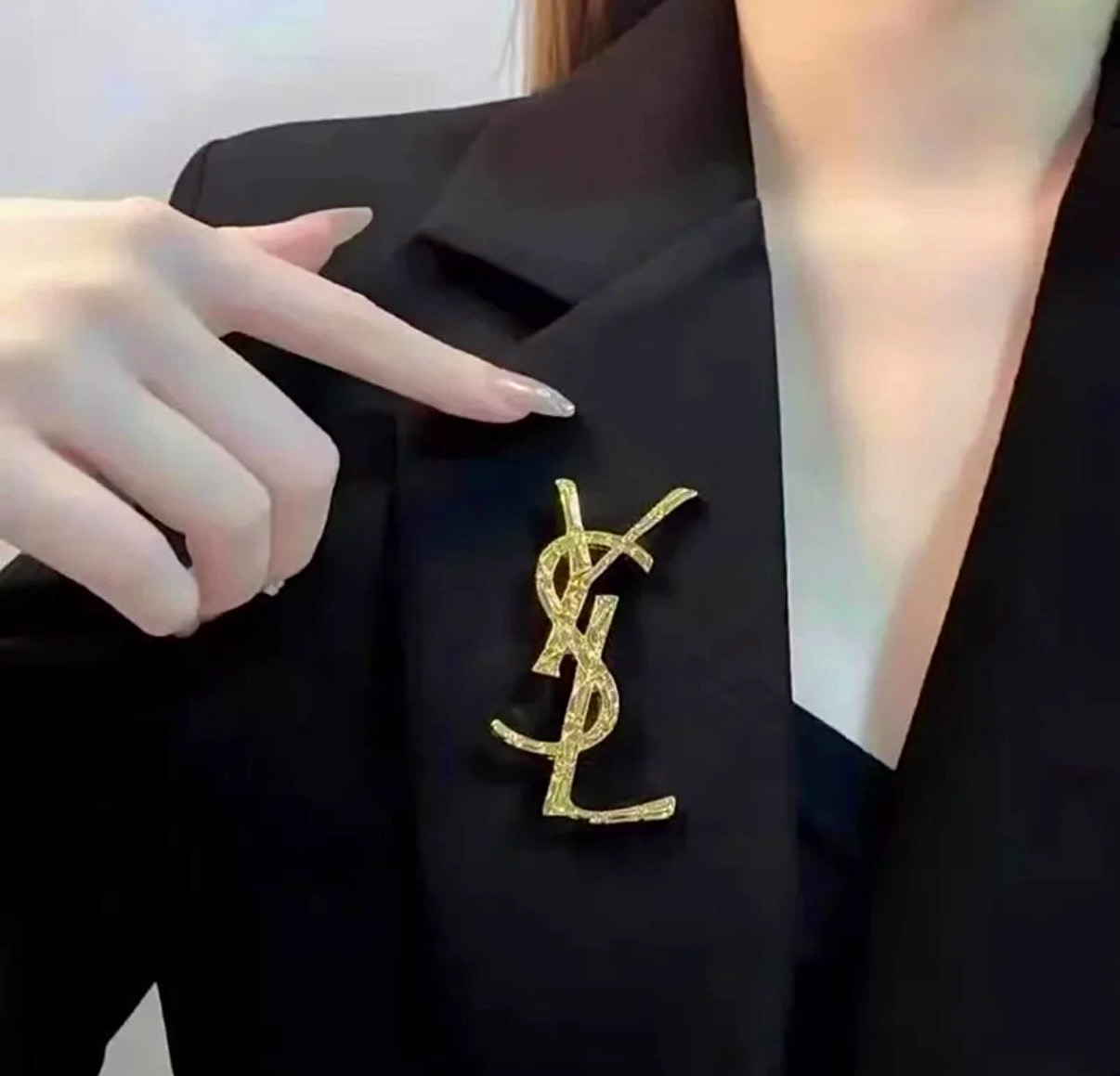 생 로랑 카산드라 모노그램 브로치