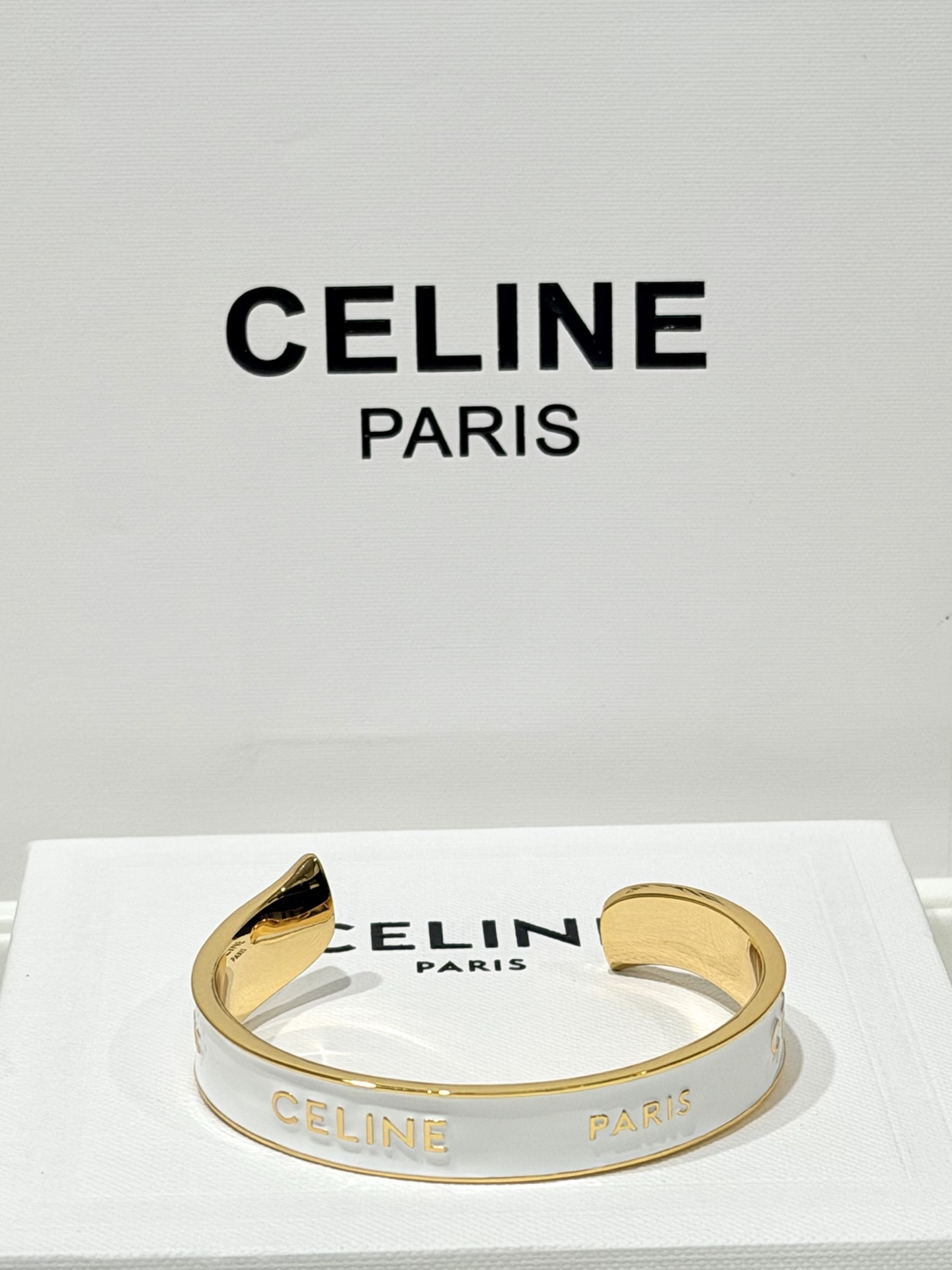 셀린느 CELINE PARIS 로고 화이트 에나멜 오픈 커프 브레이슬릿