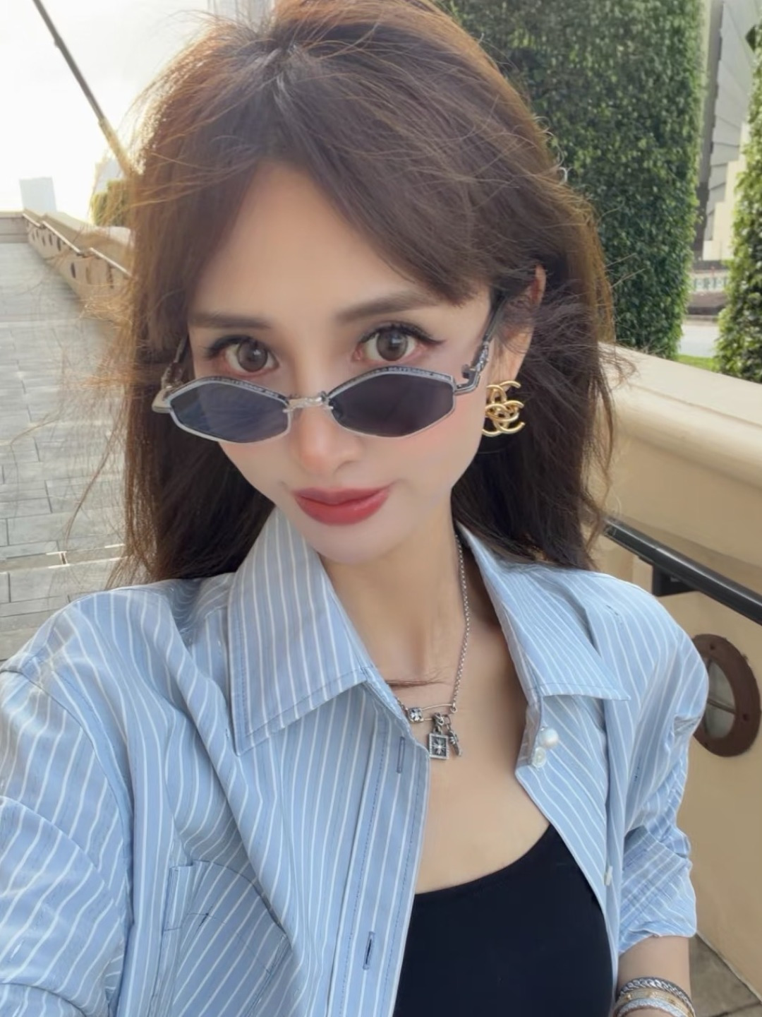 샤넬 인터로킹 CC 로고 골드 톤 이어링