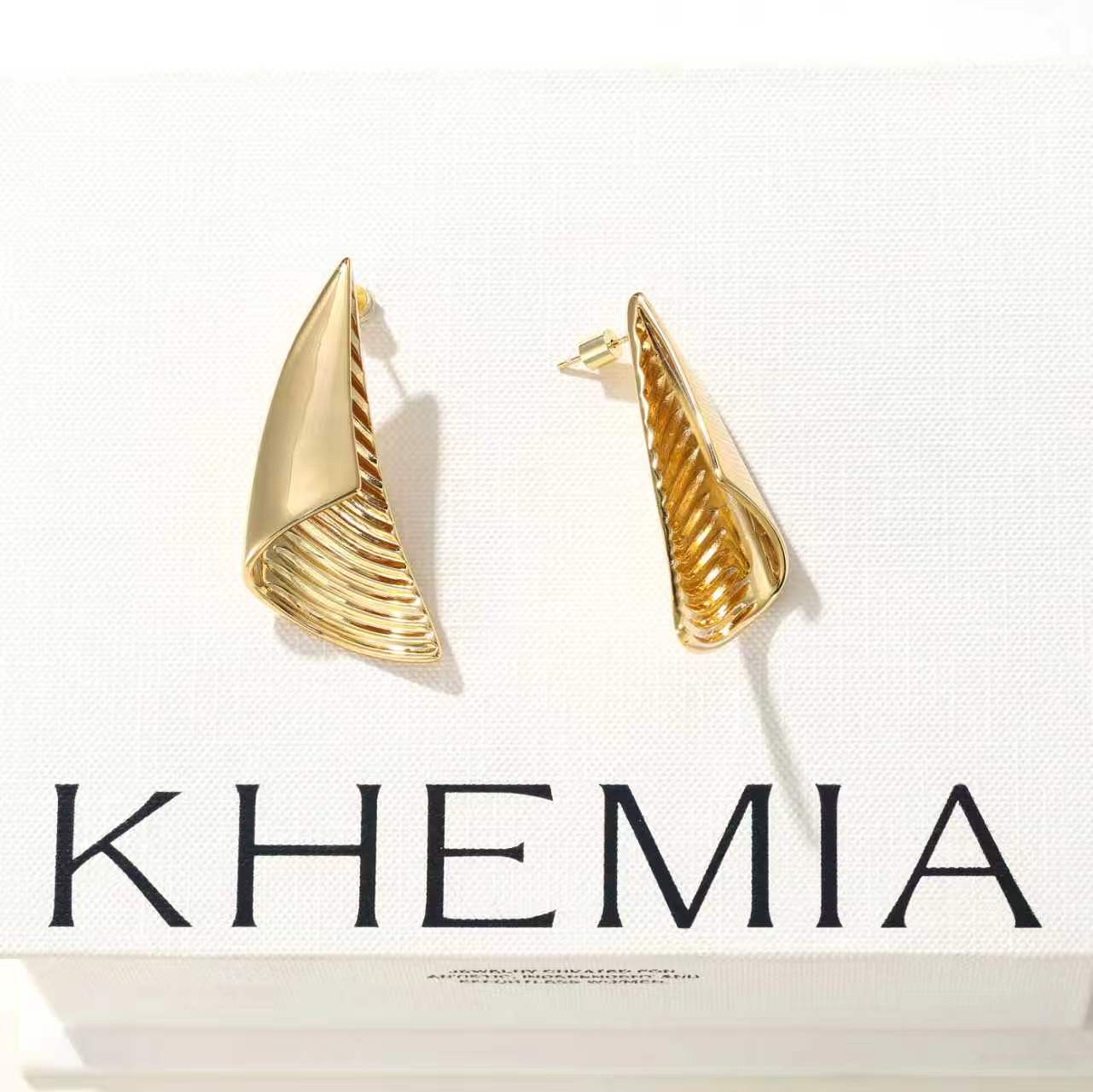 케미아(KHEMIA) 지구라트 비대칭 기하학 나선 스터드 귀걸이