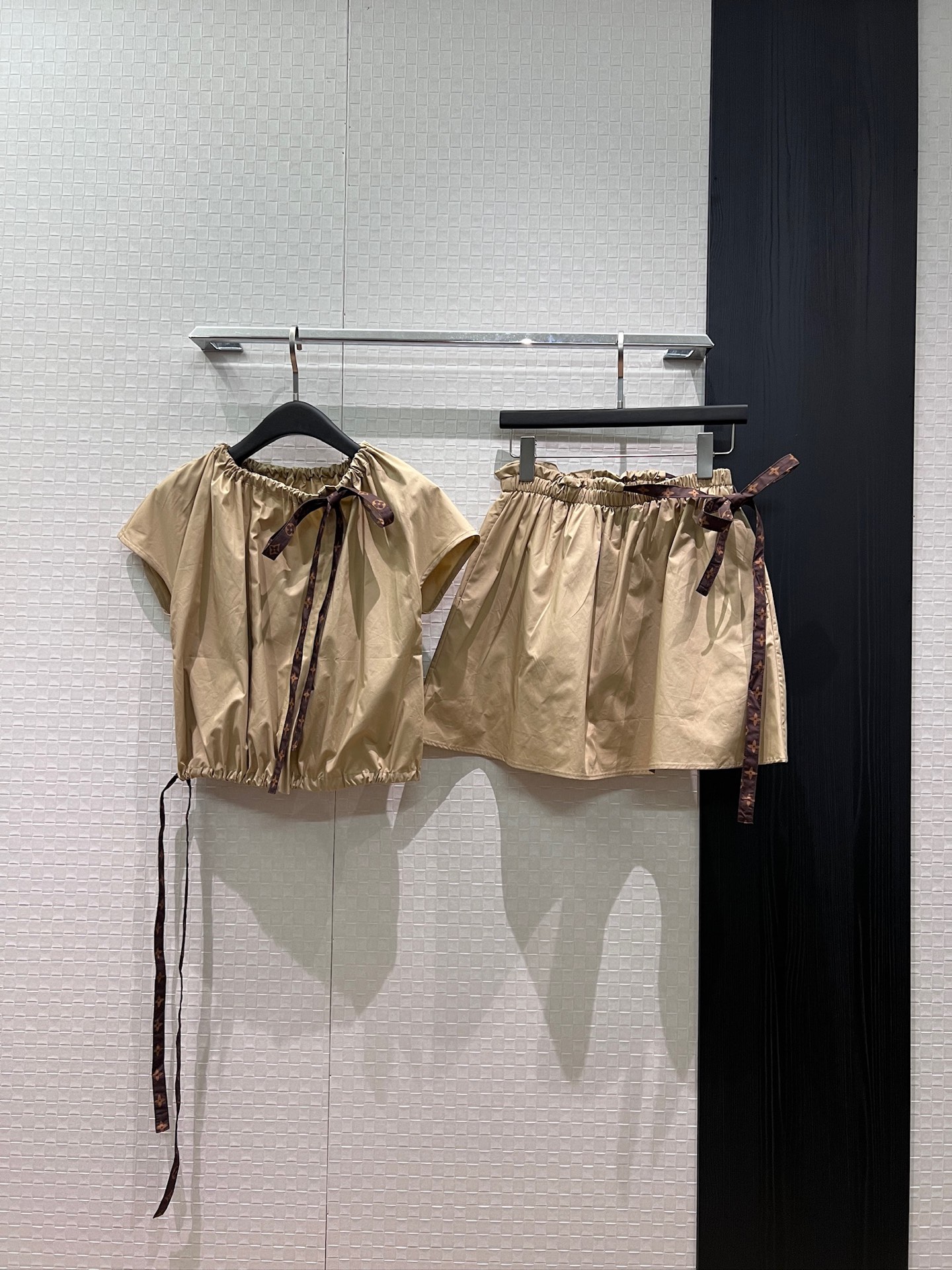 루이 비통 모노그램 리본 트리밍 드로스트링 블라우스 및 미니스커트 세트