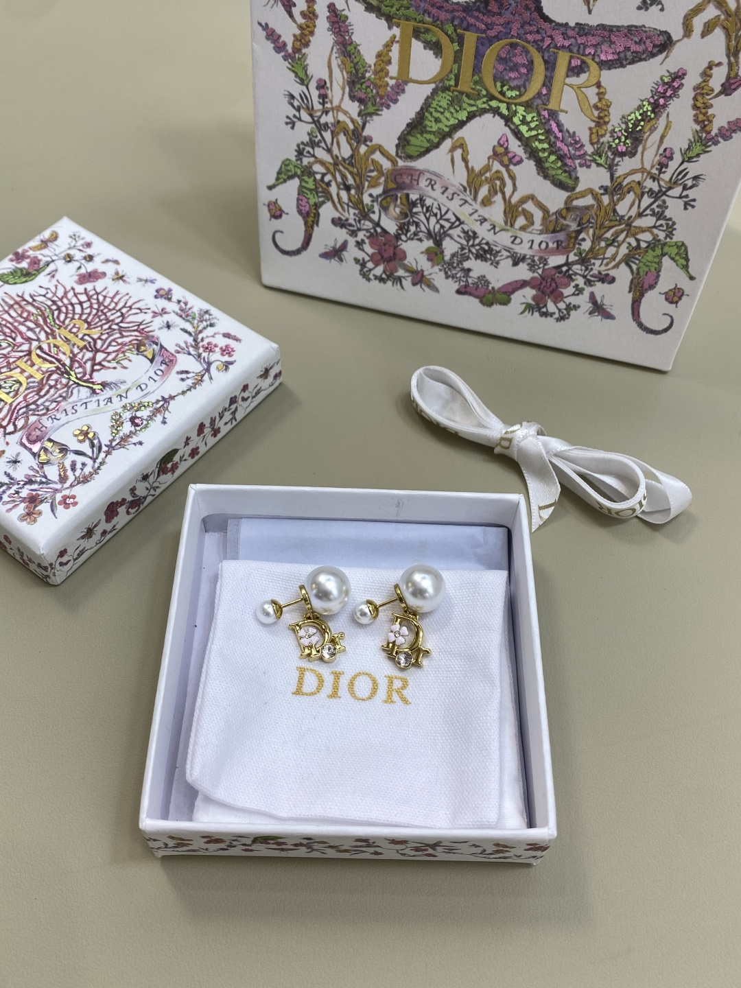 디올 Dior Tribales CD 이니셜 플라워 드롭 귀걸이