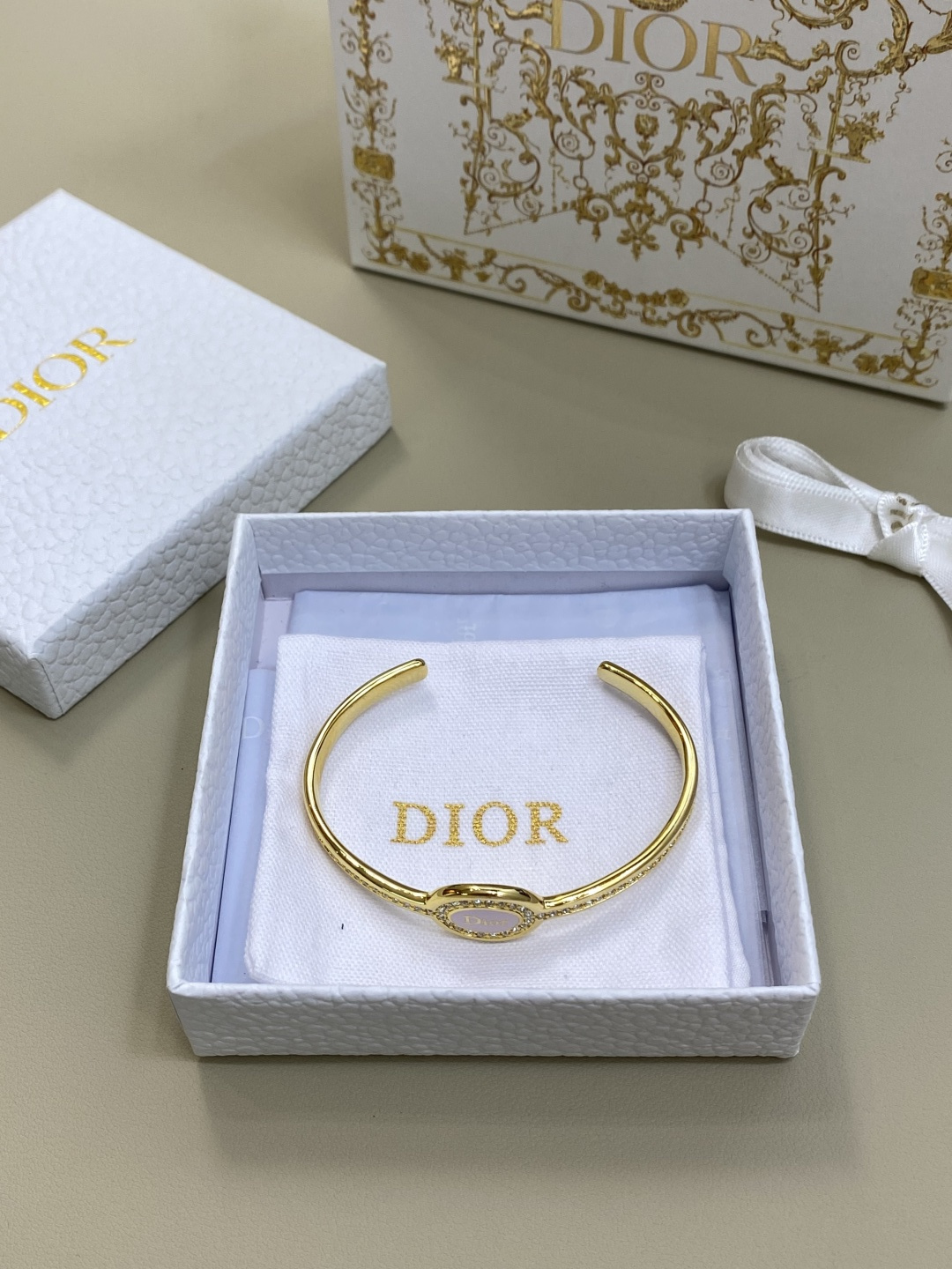 디올 DIOR 로고 핑크 에나멜 크리스털 오픈 커프 브레이슬릿