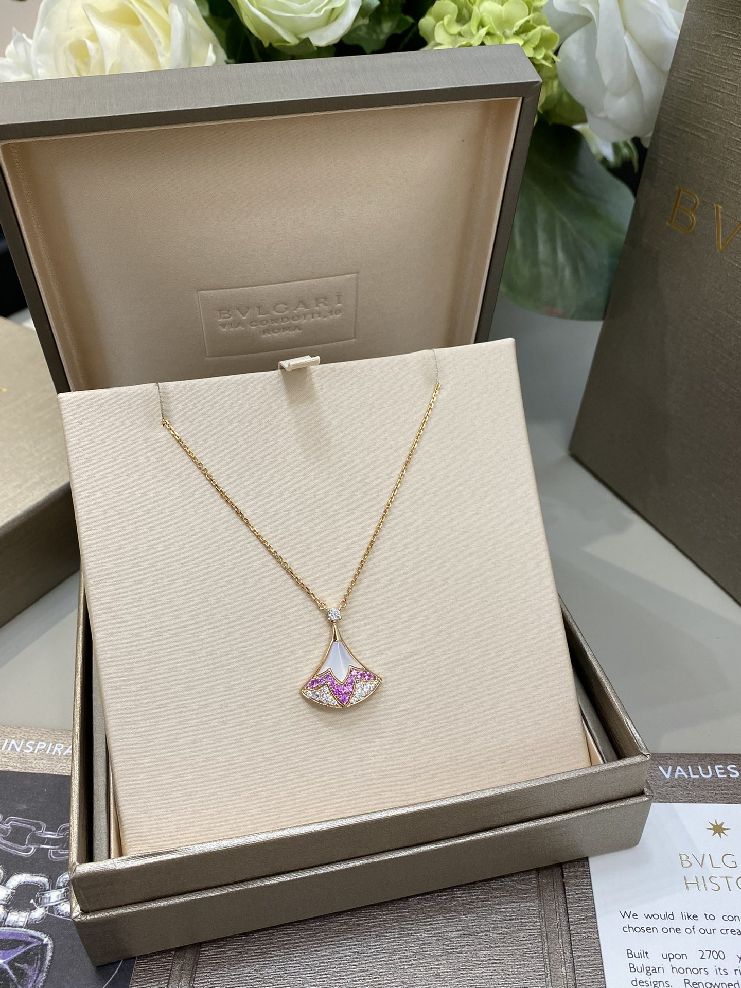 불가리 디바스 드림 부채 모티프 핑크 사파이어·다이아몬드·자개 펜던트 네크리스