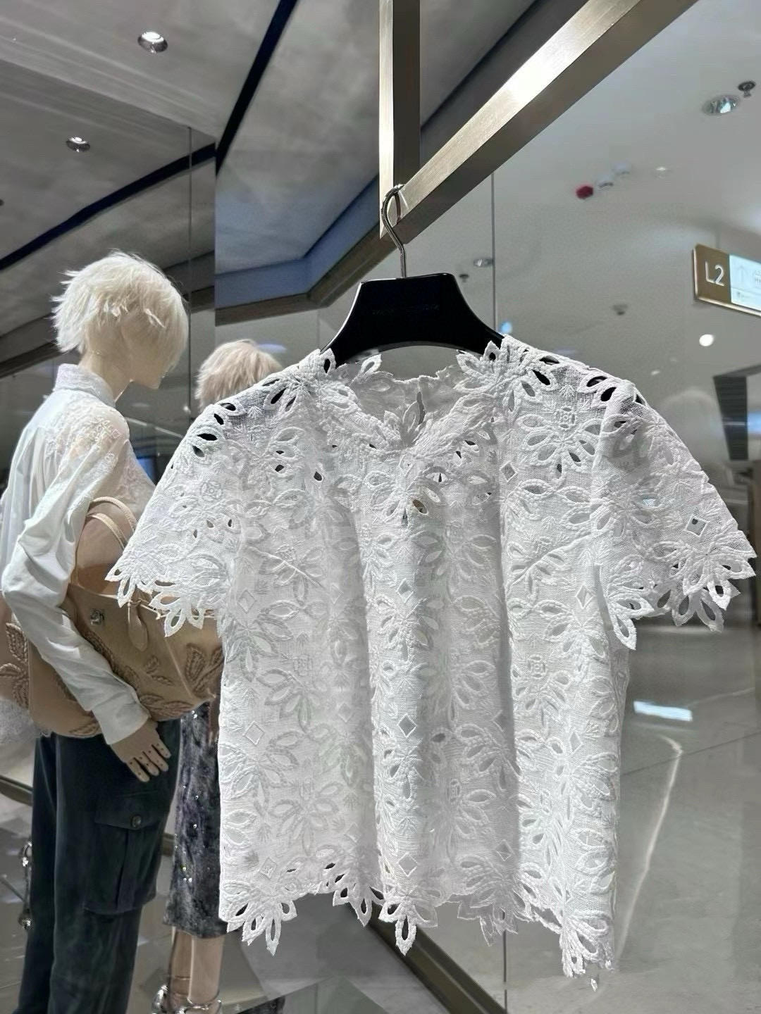 루이 비통 모노그램 플라워 컷아웃 자수 레이스 반소매 탑·스트레이트 스커트 세트