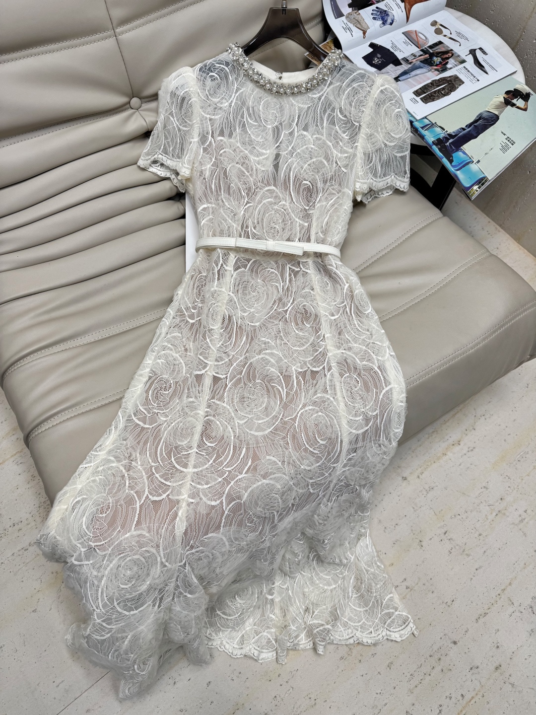 노브랜드 플라워 자수 레이스 벨티드 머메이드 맥시 원피스