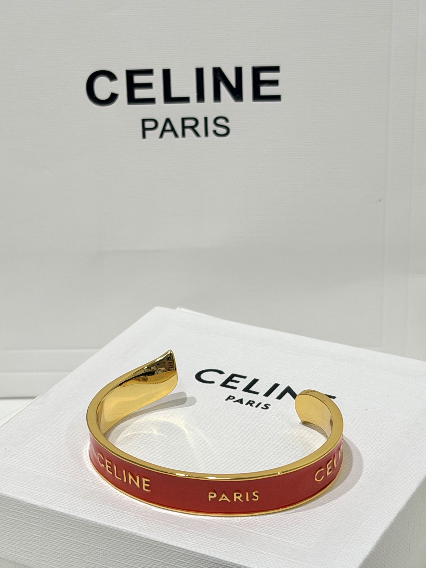 셀린느 CELINE PARIS 로고 레드 에나멜 오픈 커프 브레이슬릿