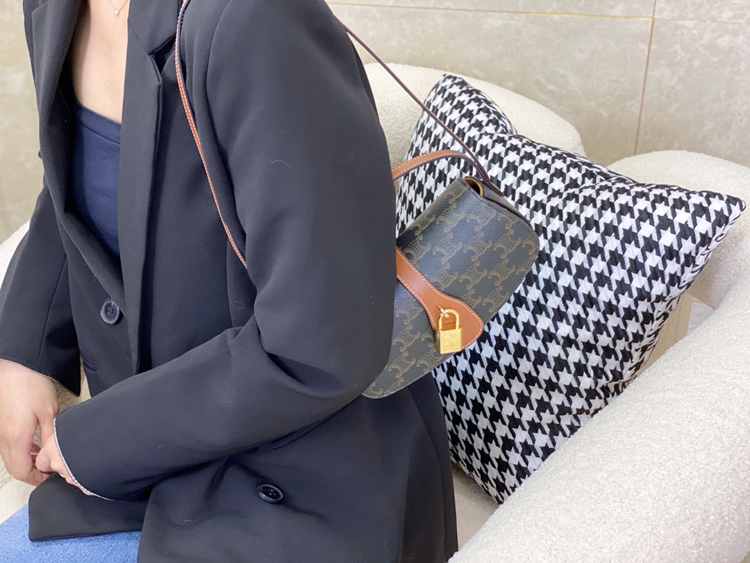 셀린느 마카담 모노그램 패드락 숄더백