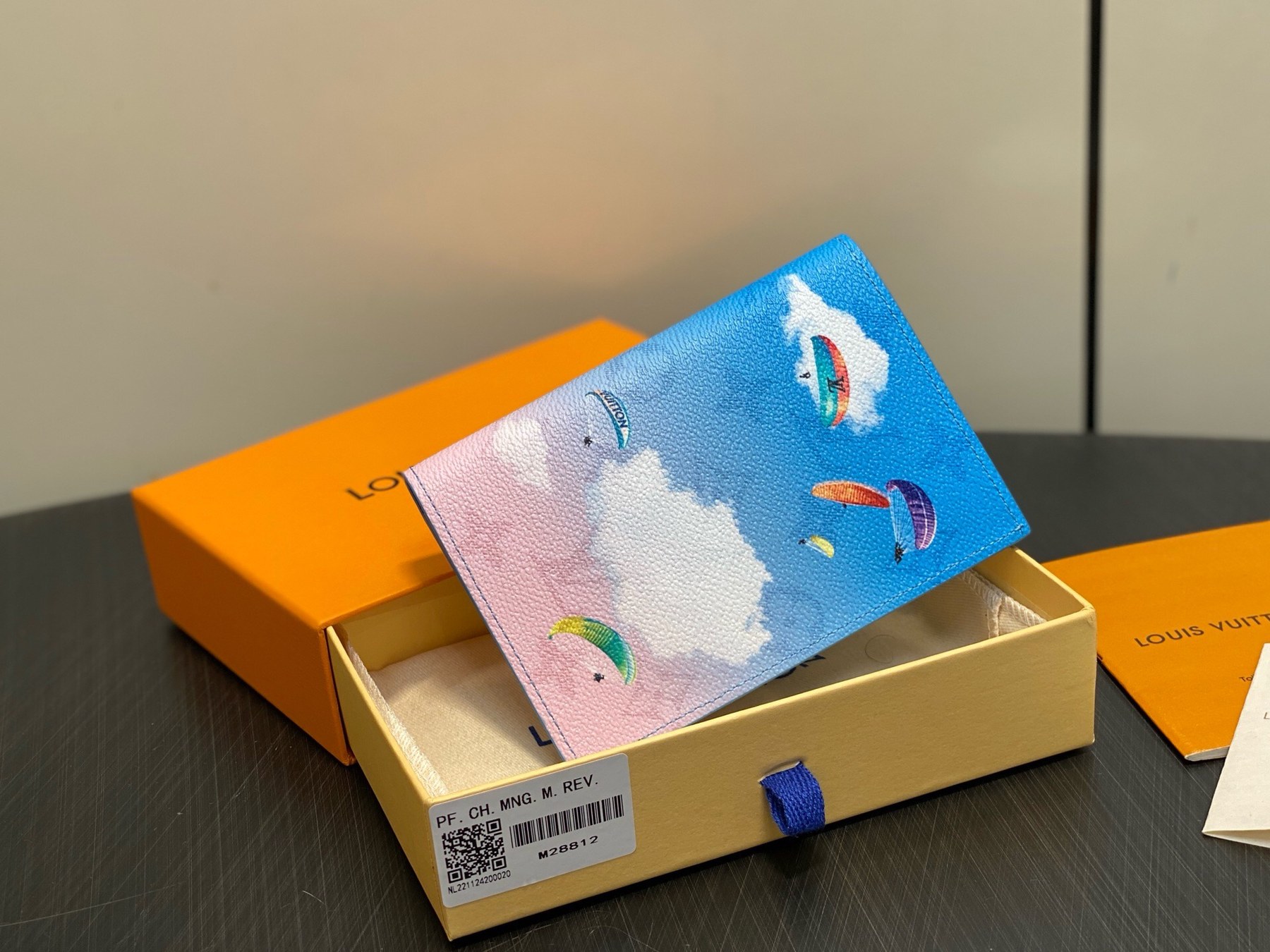 루이비통 M28812 컬러드 모노그램 패러글라이딩 프린트 패스포트 커버