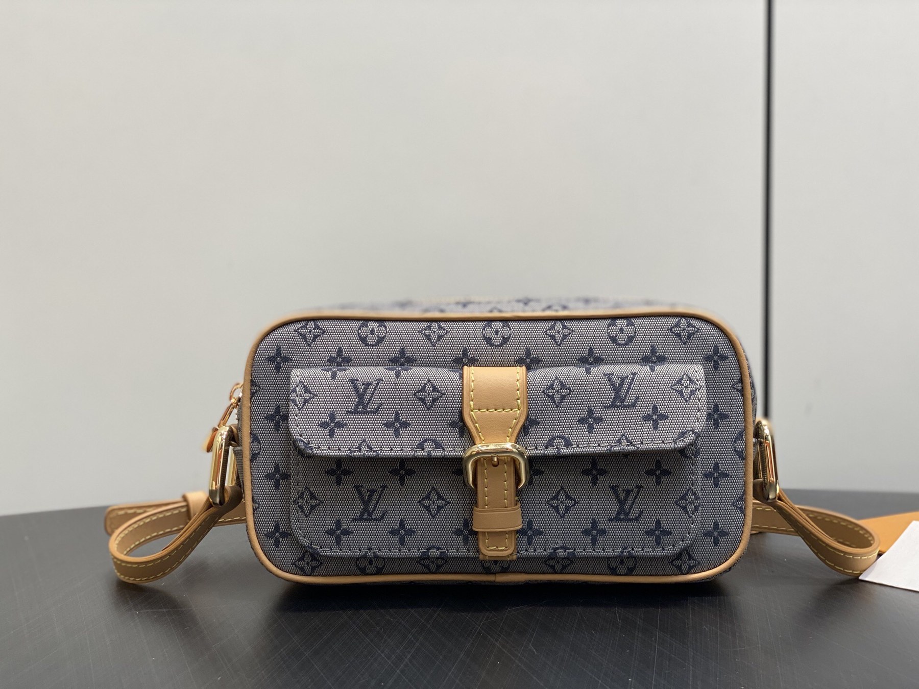루이 비통 모노그램 미니 데님 카메라백 M92004