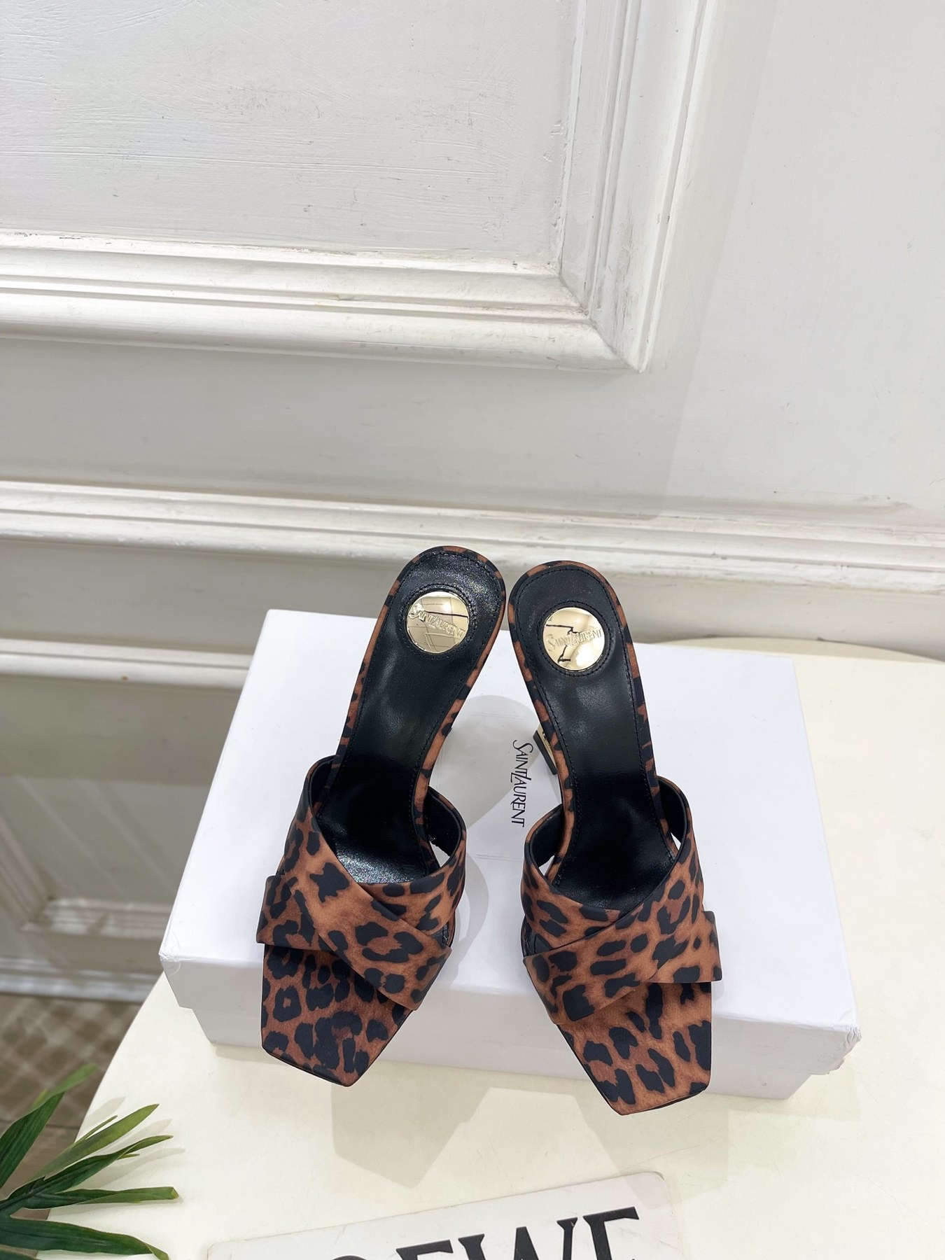 생로랑 YSL 스퀘어 토 크로스 스트랩 하이힐 뮬