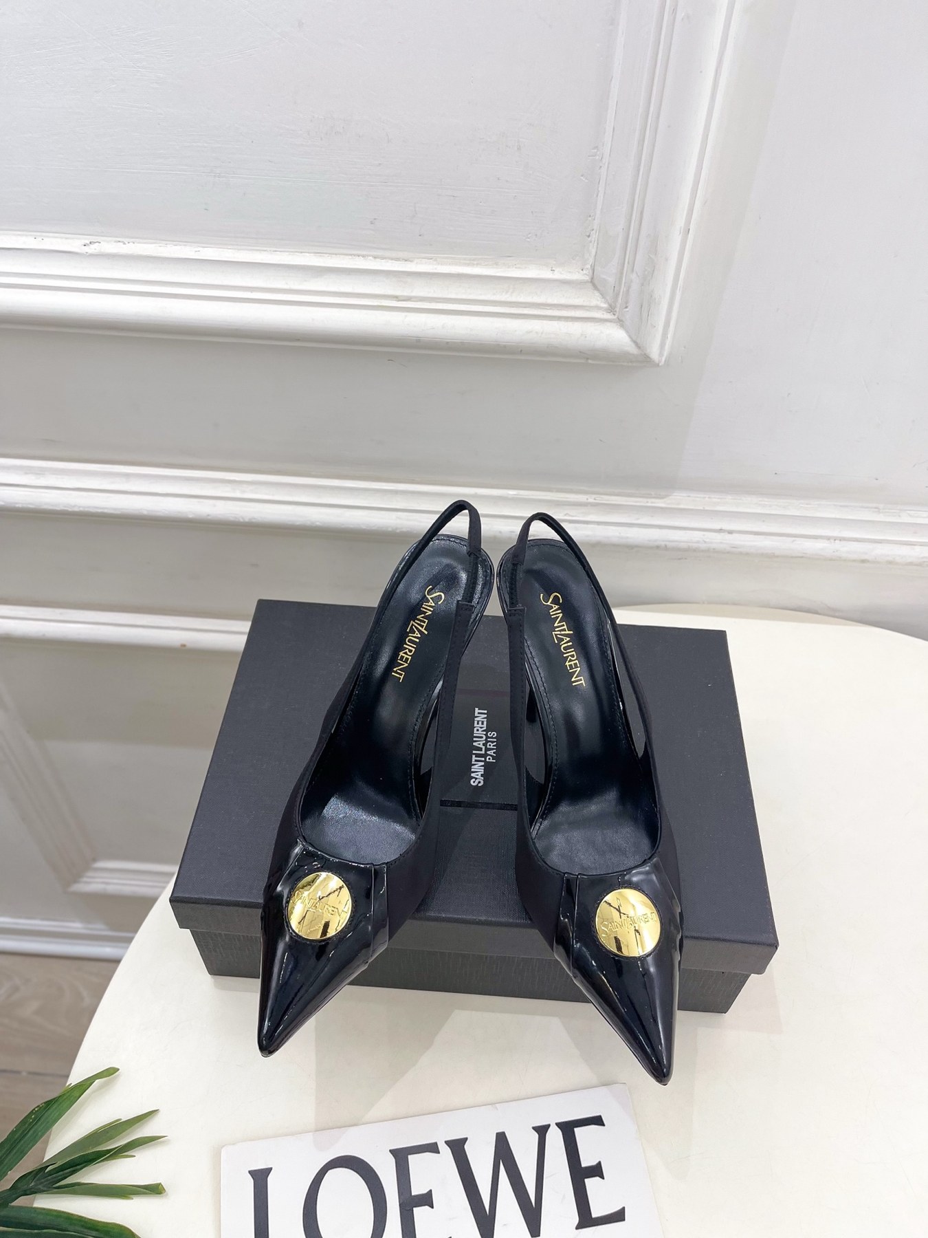 생 로랑 YSL 골드 카산드르 메달 장식 포인티드 토 슬링백 펌프스