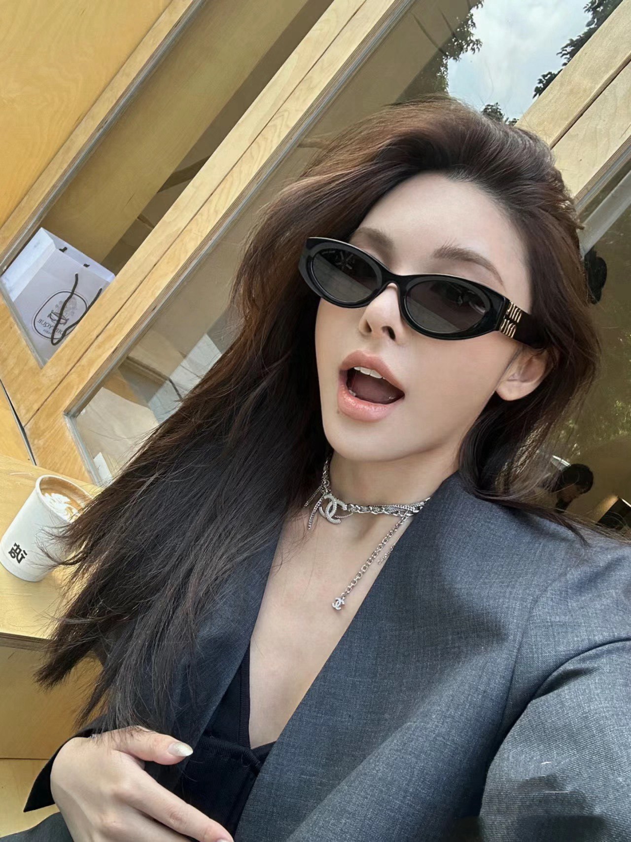 미우미우 로고 템플 슬림 오벌 선글라스