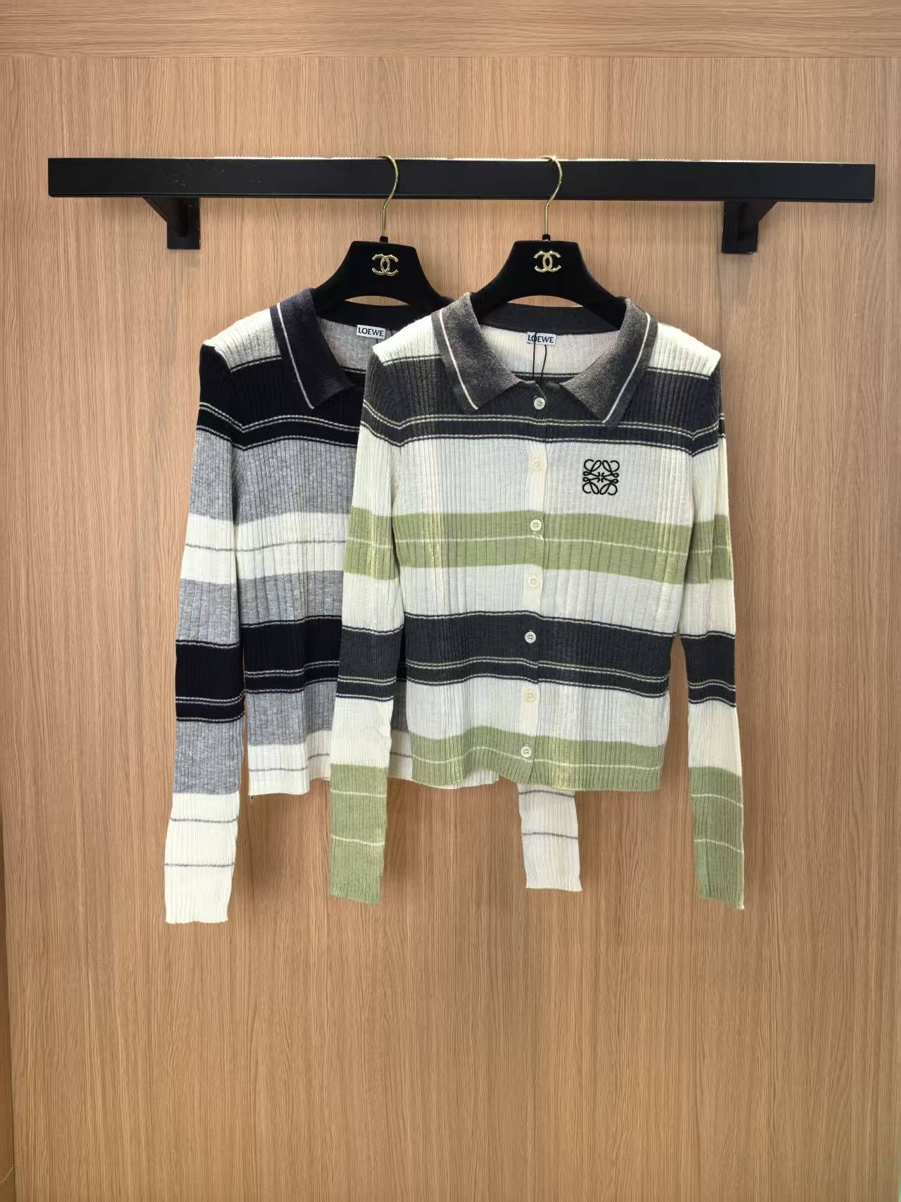 로에베 아나그램 자수 스트라이프 리브드 폴로 칼라 가디건