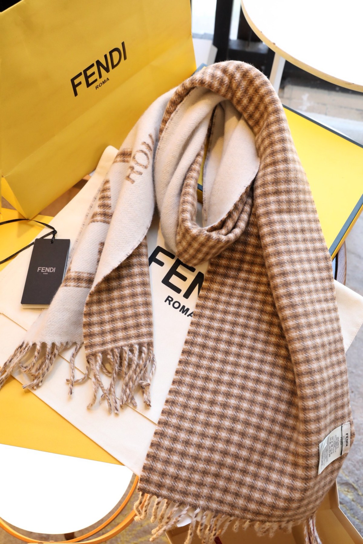 펜디 FENDI ROMA 오버사이즈 로고 리버서블 프린지 스카프 (FXT334AHR1F0QF7)