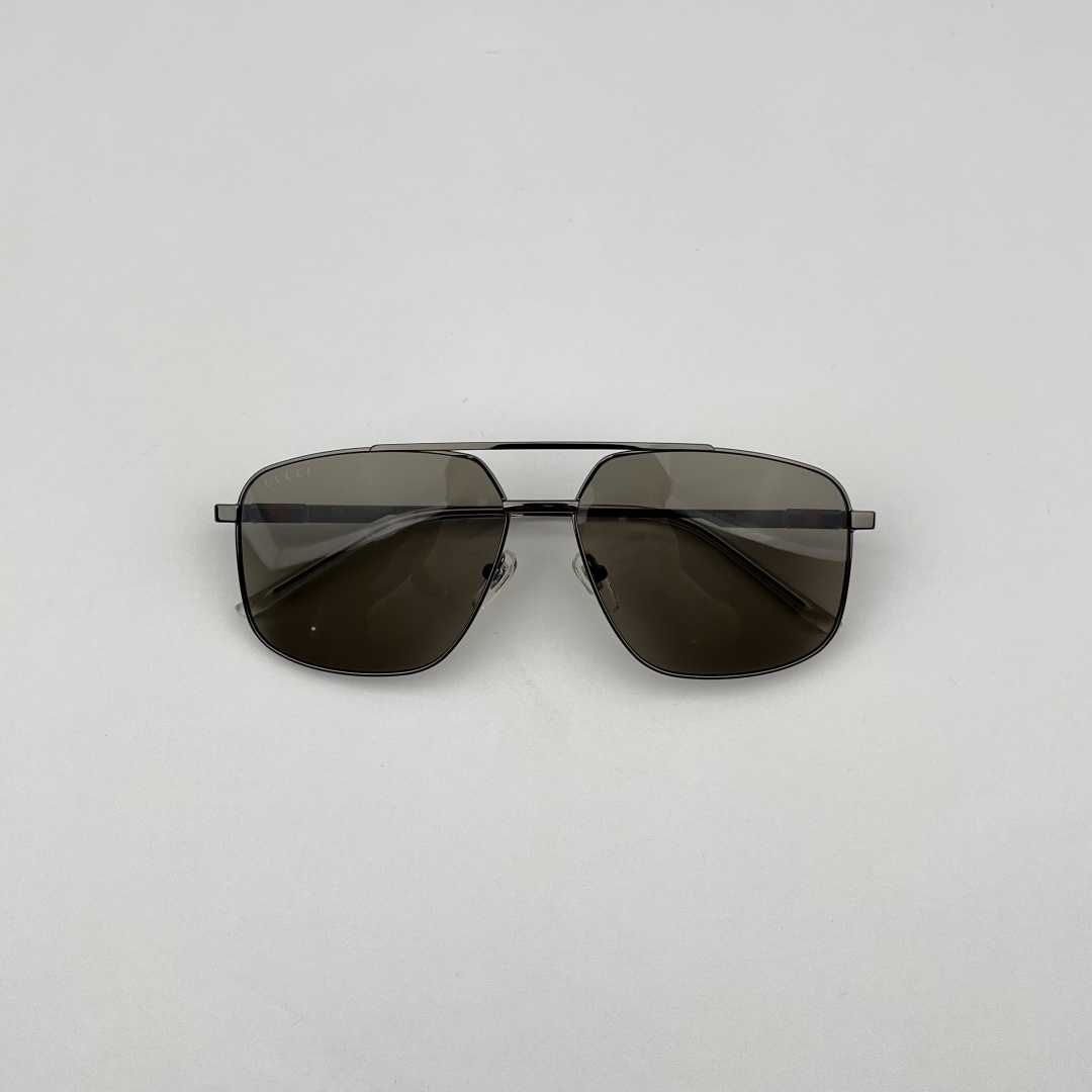 구찌 웹 스트라이프 디테일 스퀘어 메탈 선글라스