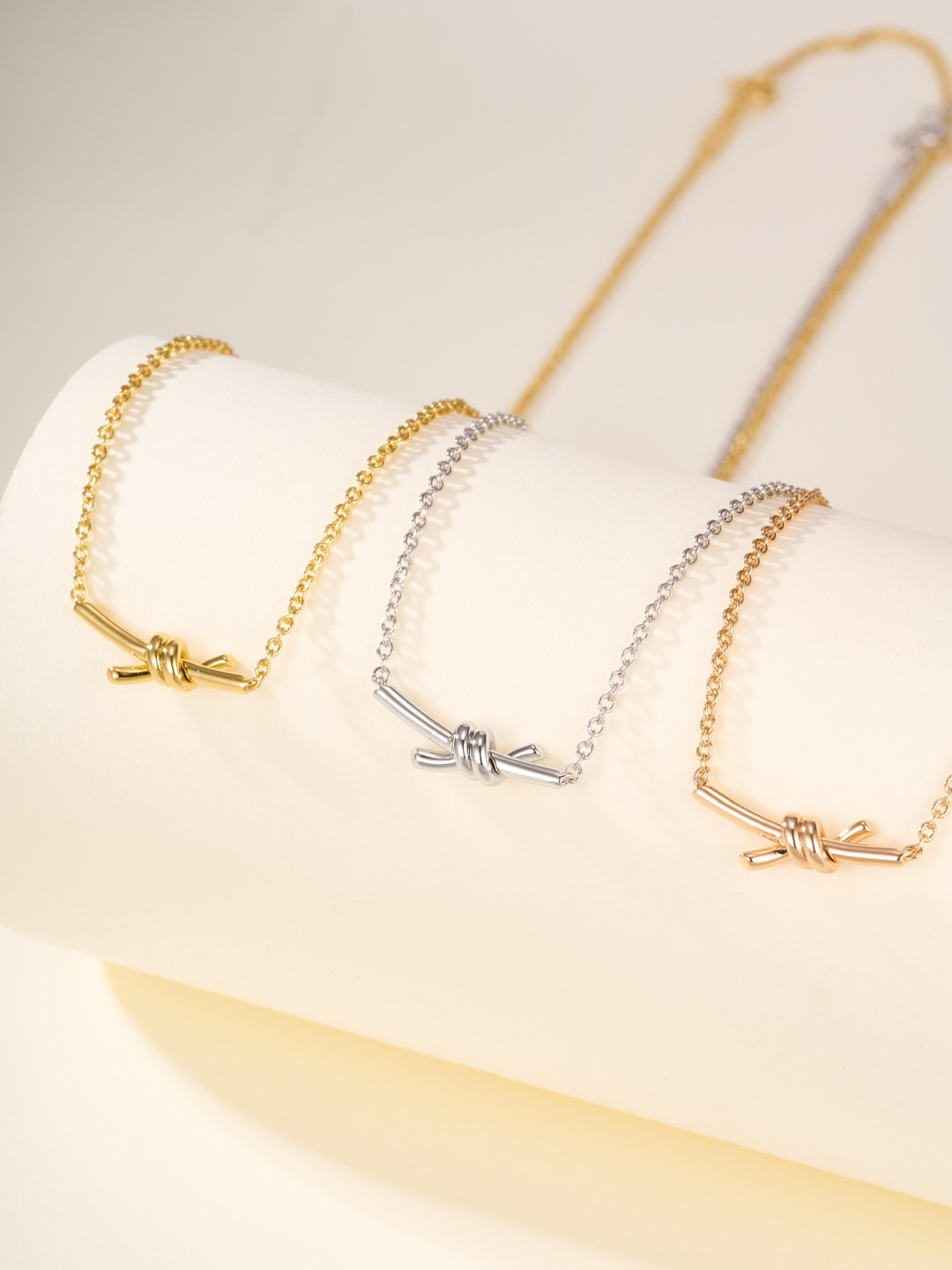 티파니앤코 티파니 노트(Tiffany Knot) 바 매듭 펜던트 네크리스