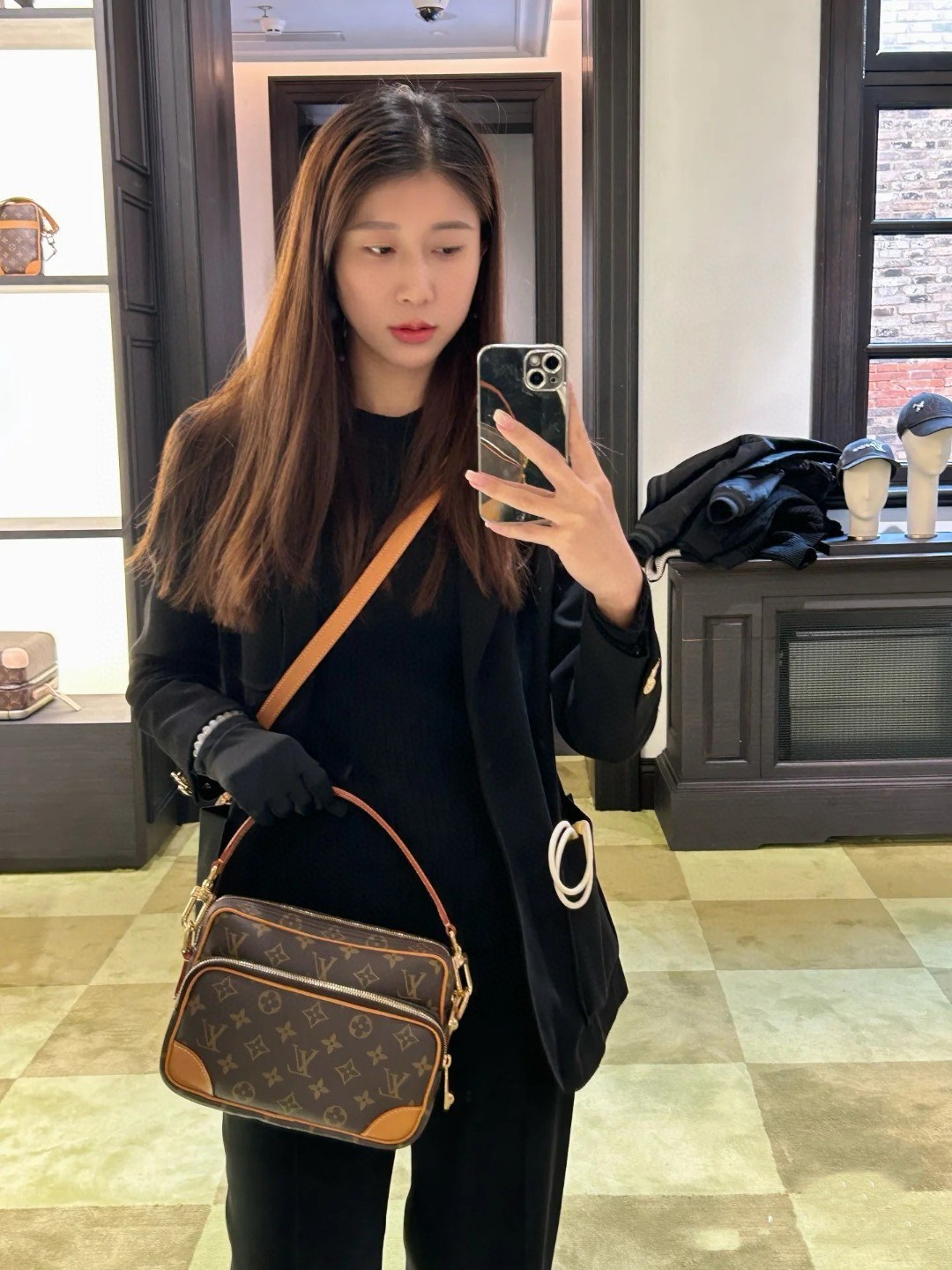 루이 비통 모노그램 닐(Nil) 카메라 숄더백