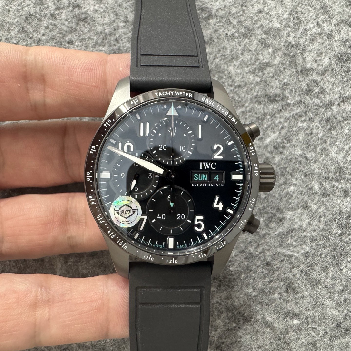 IWC 샤프하우젠 파일럿 워치 퍼포먼스 크로노그래프 41 블랙 다이얼 러버 스트랩
