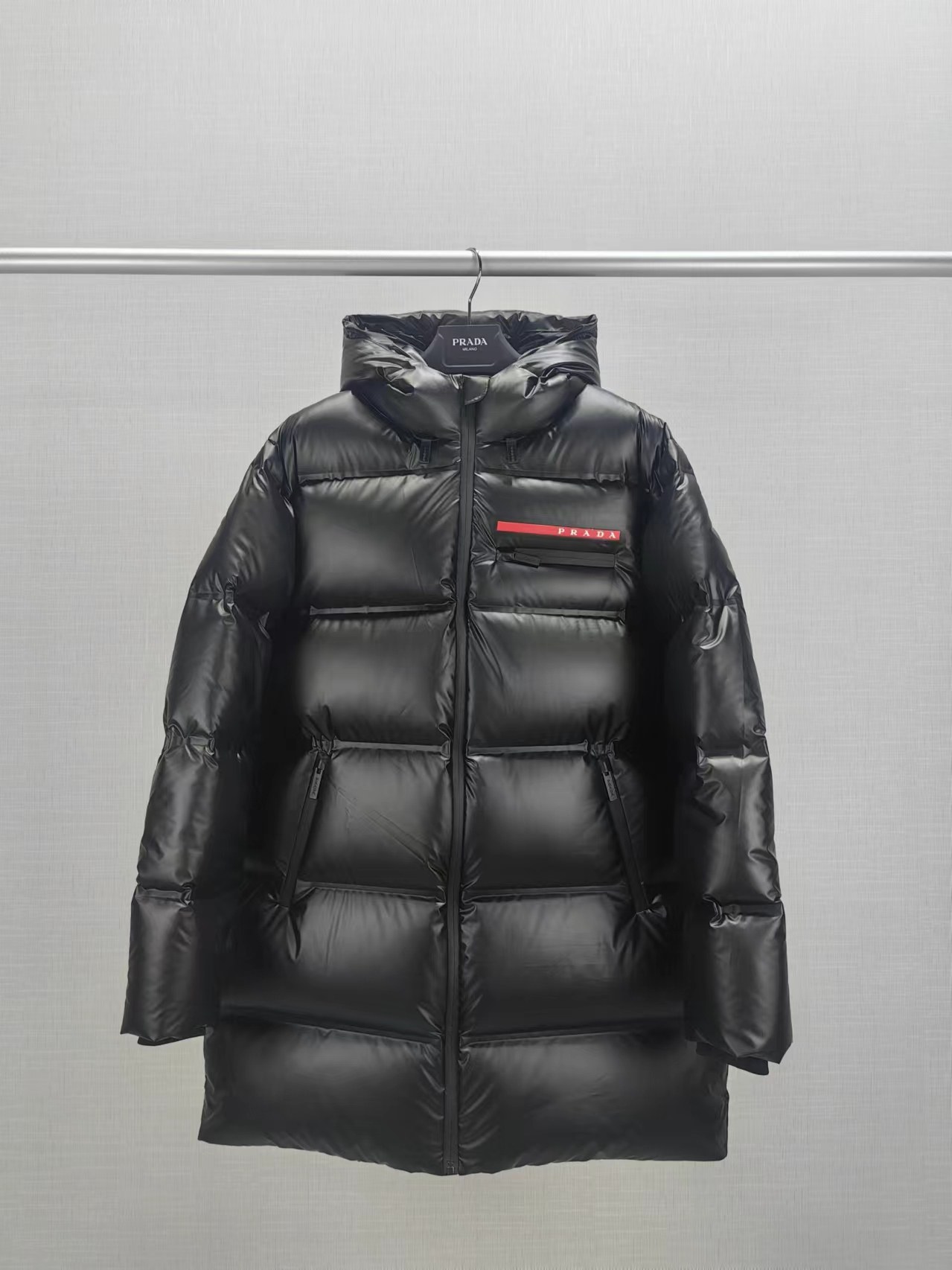 프라다 레드 로고 스트라이프 후드 롱 다운 패딩 코트