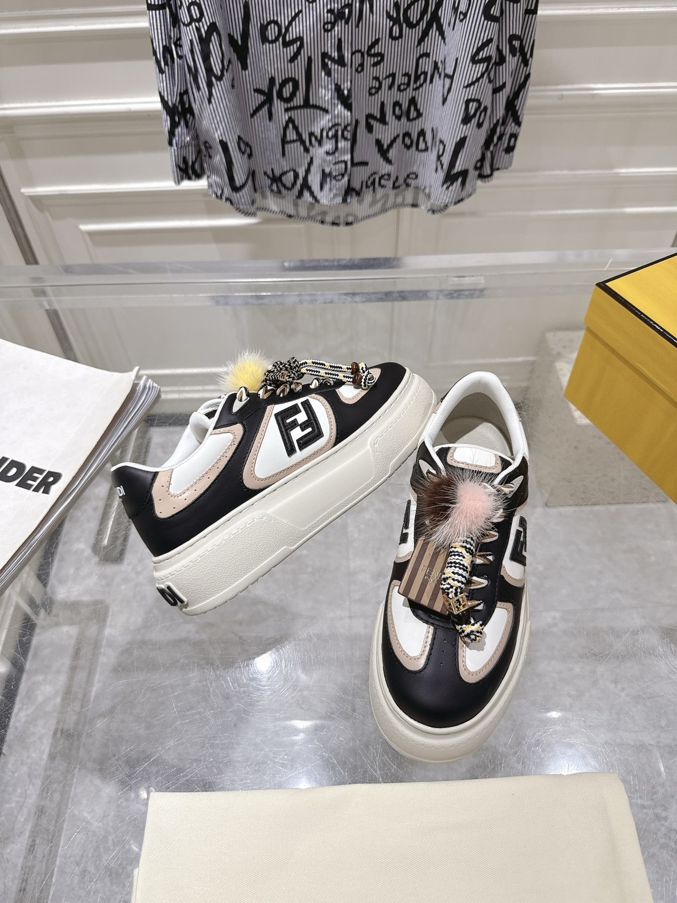 펜디 FF 로고 퍼 참 레이스업 플랫폼 로우탑 스니커즈