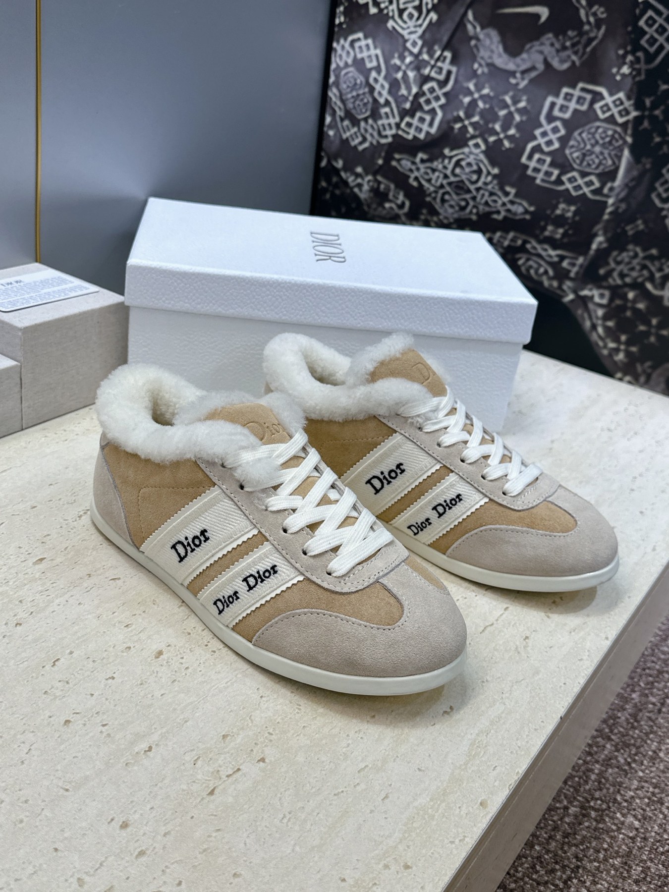 디올 Dior 로고 리본 스트랩 시어링 트리밍 로우탑 스니커즈